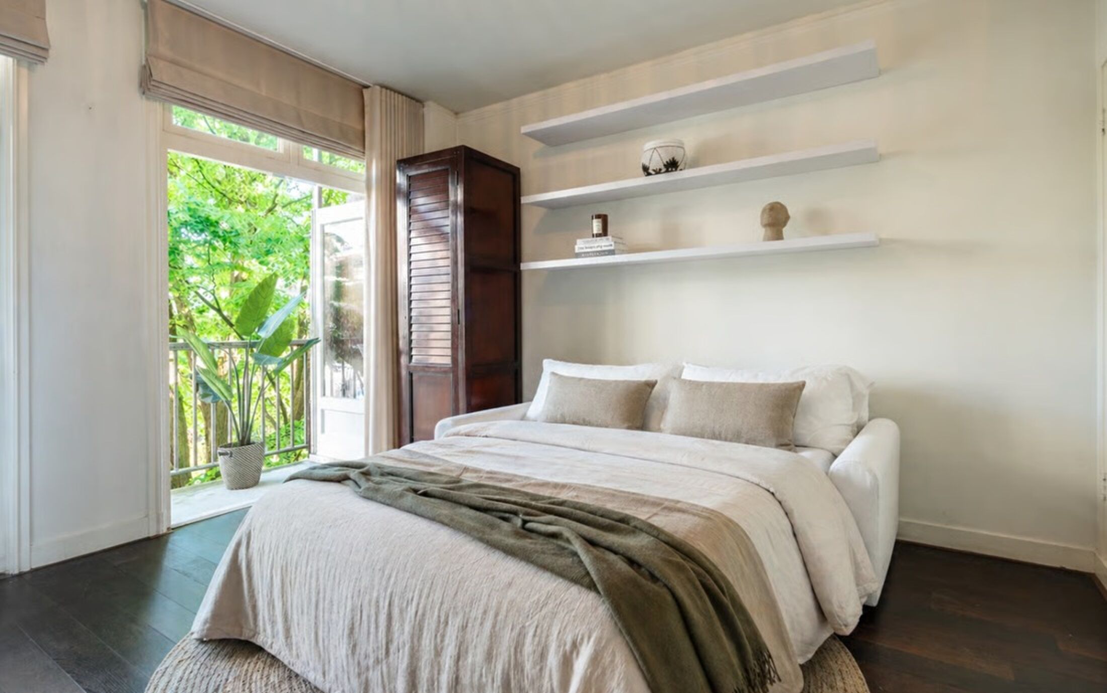 De slaapkamer van de Amsterdamse woning.