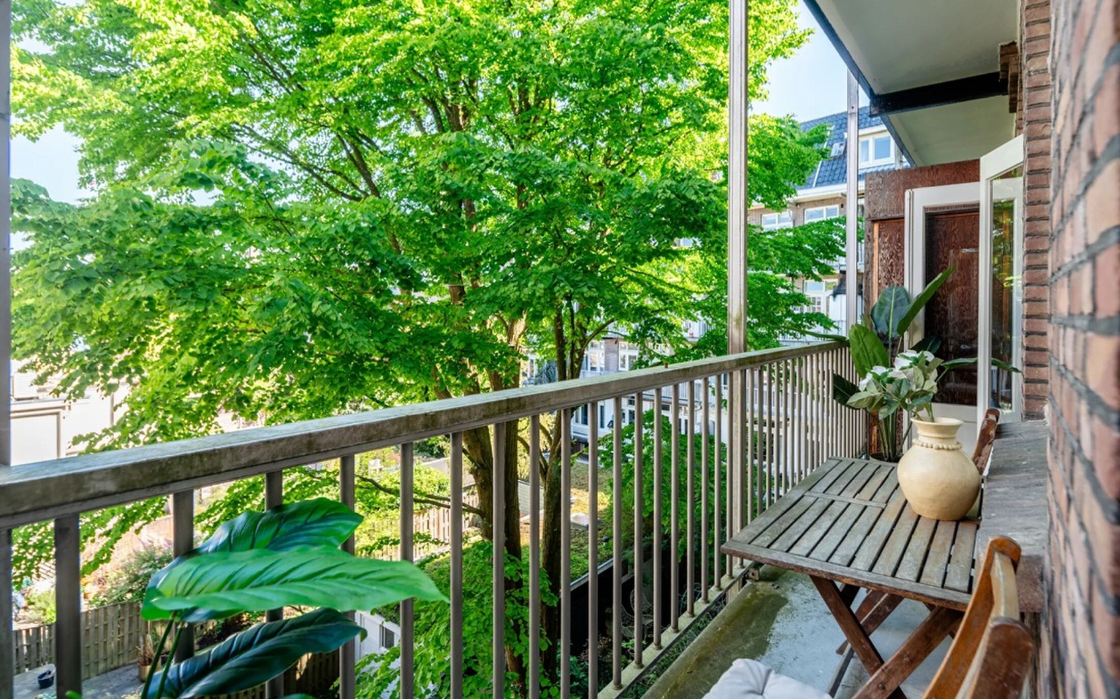 Het balkon met prachtig uitzicht.