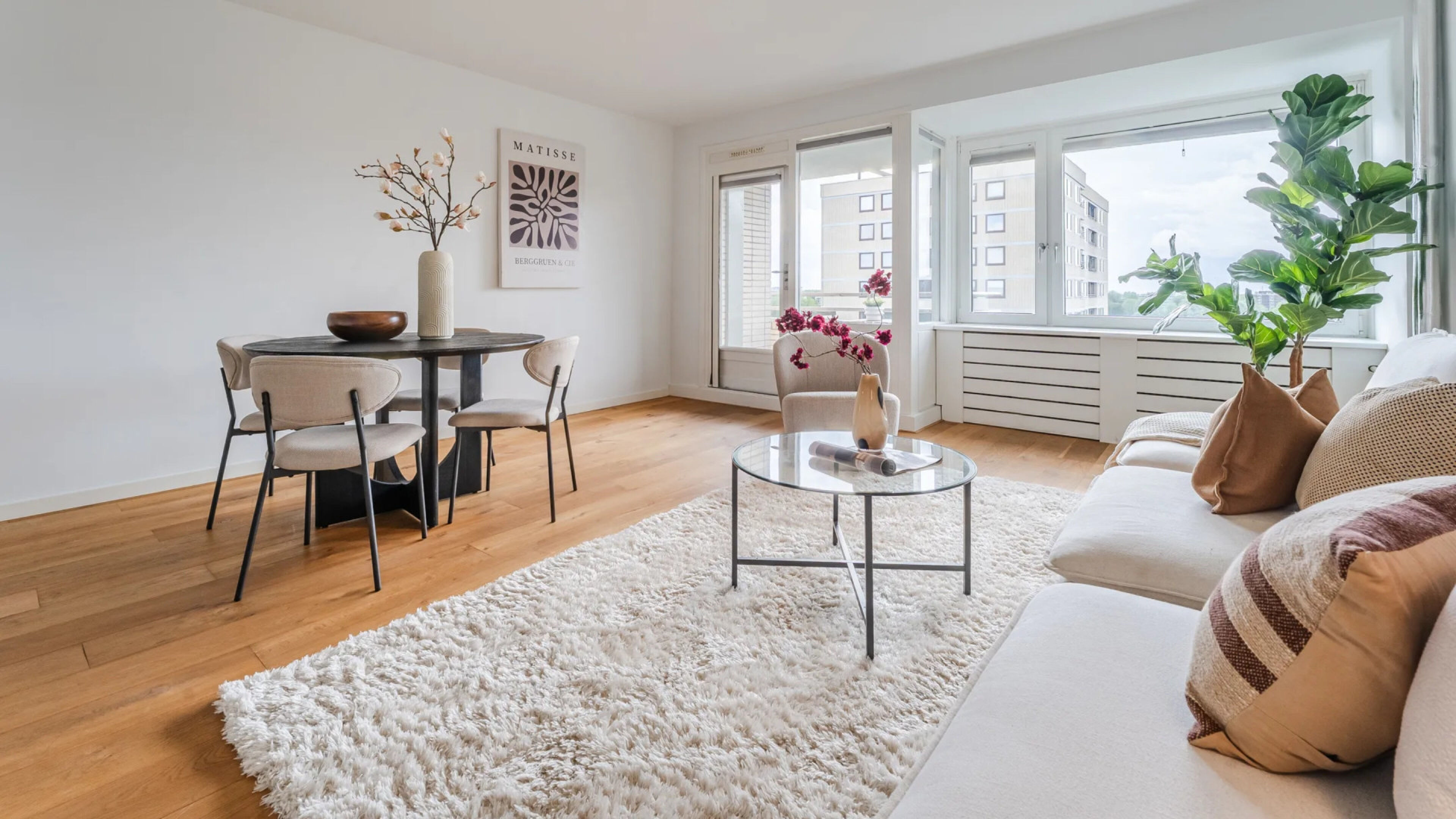 De woonkamer van het appartement van Frank Rijkaard.