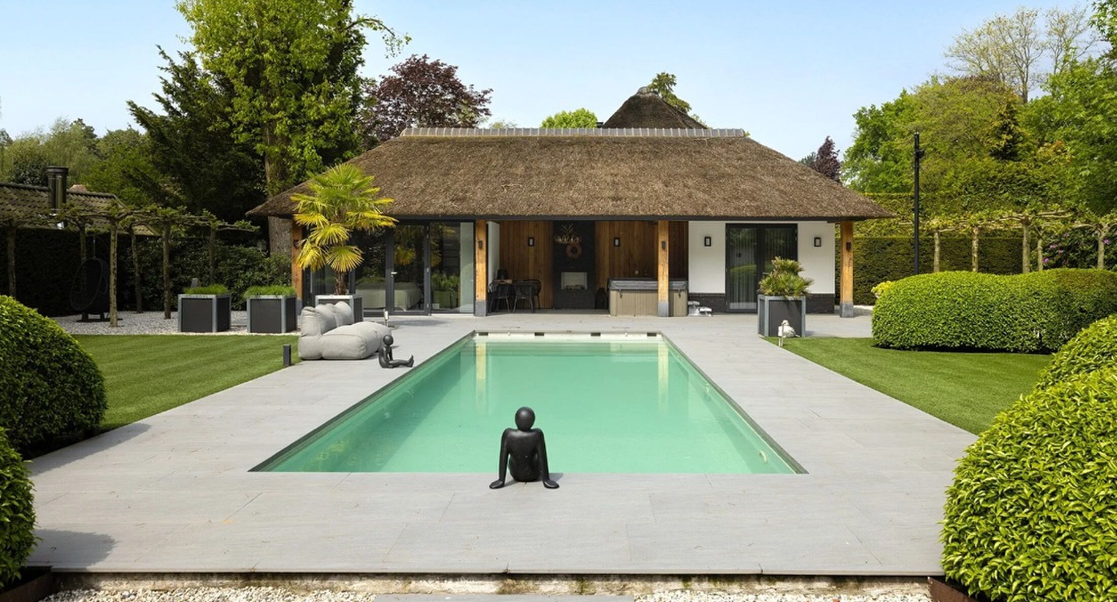 Het zwembad van de villa in Blaricum.
