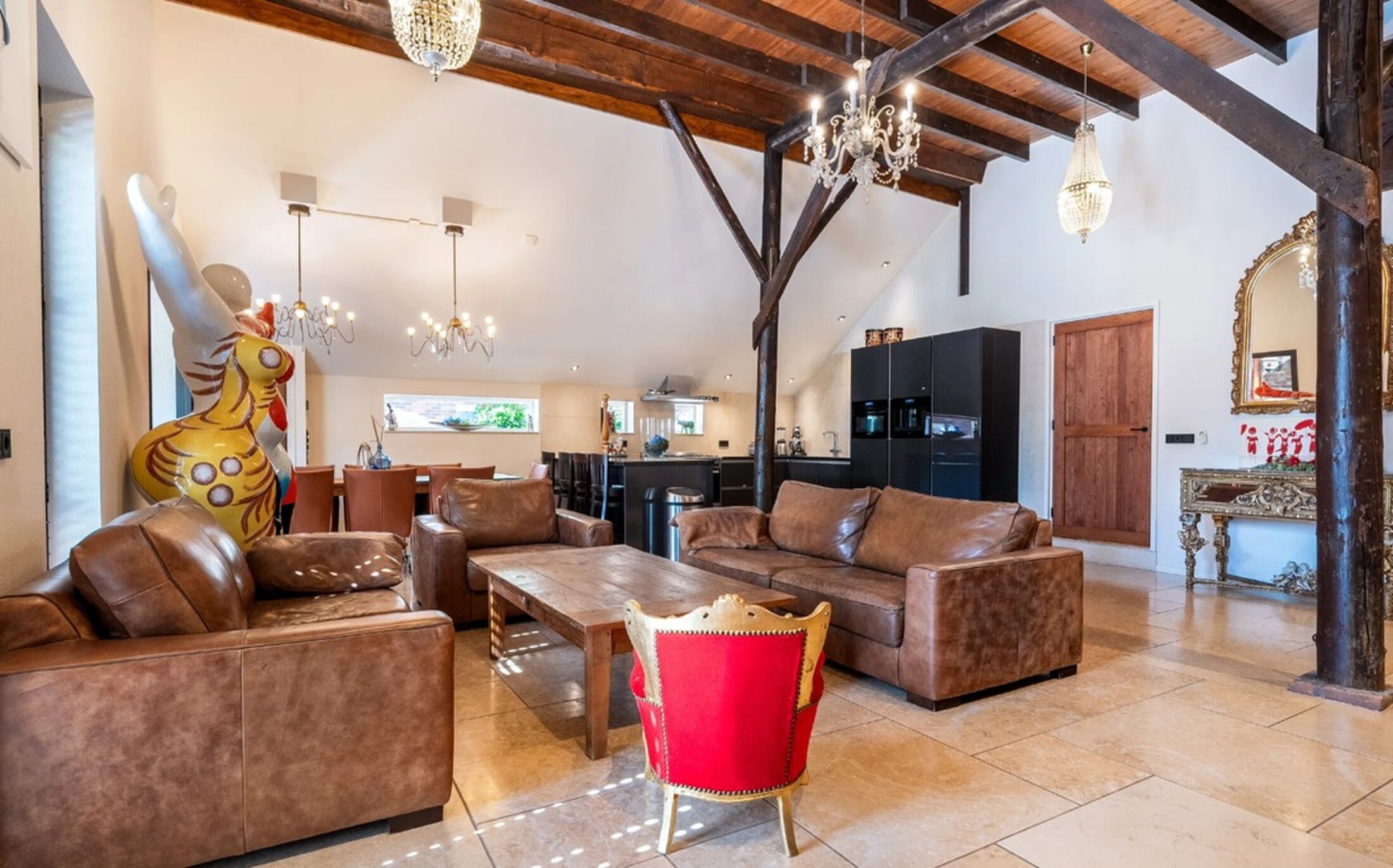 De living van de ruime villa.