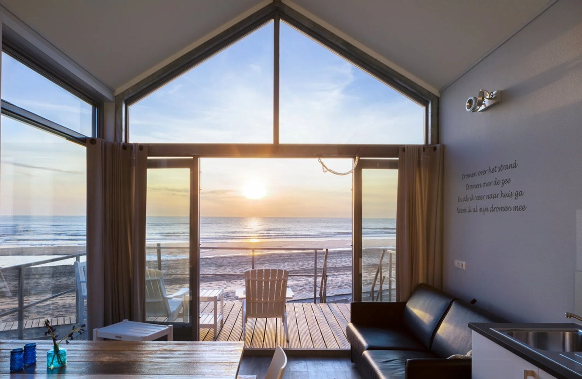 De binnenzijde van het strandhuisje op Funda.