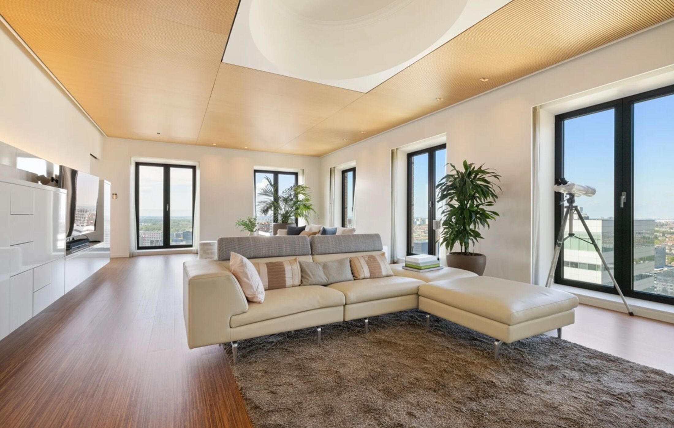 De living van het penthouse in Amsterdam.