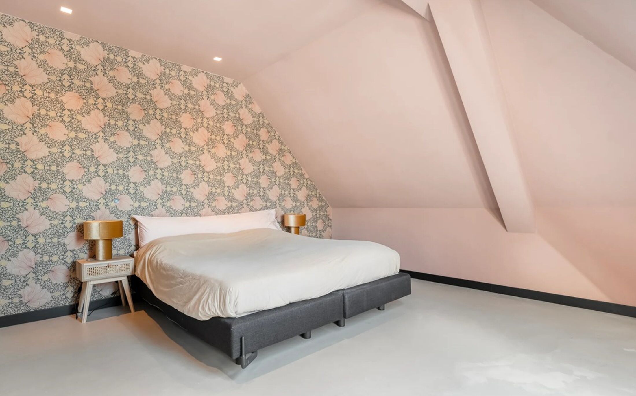 Een van de royale slaapkamers.