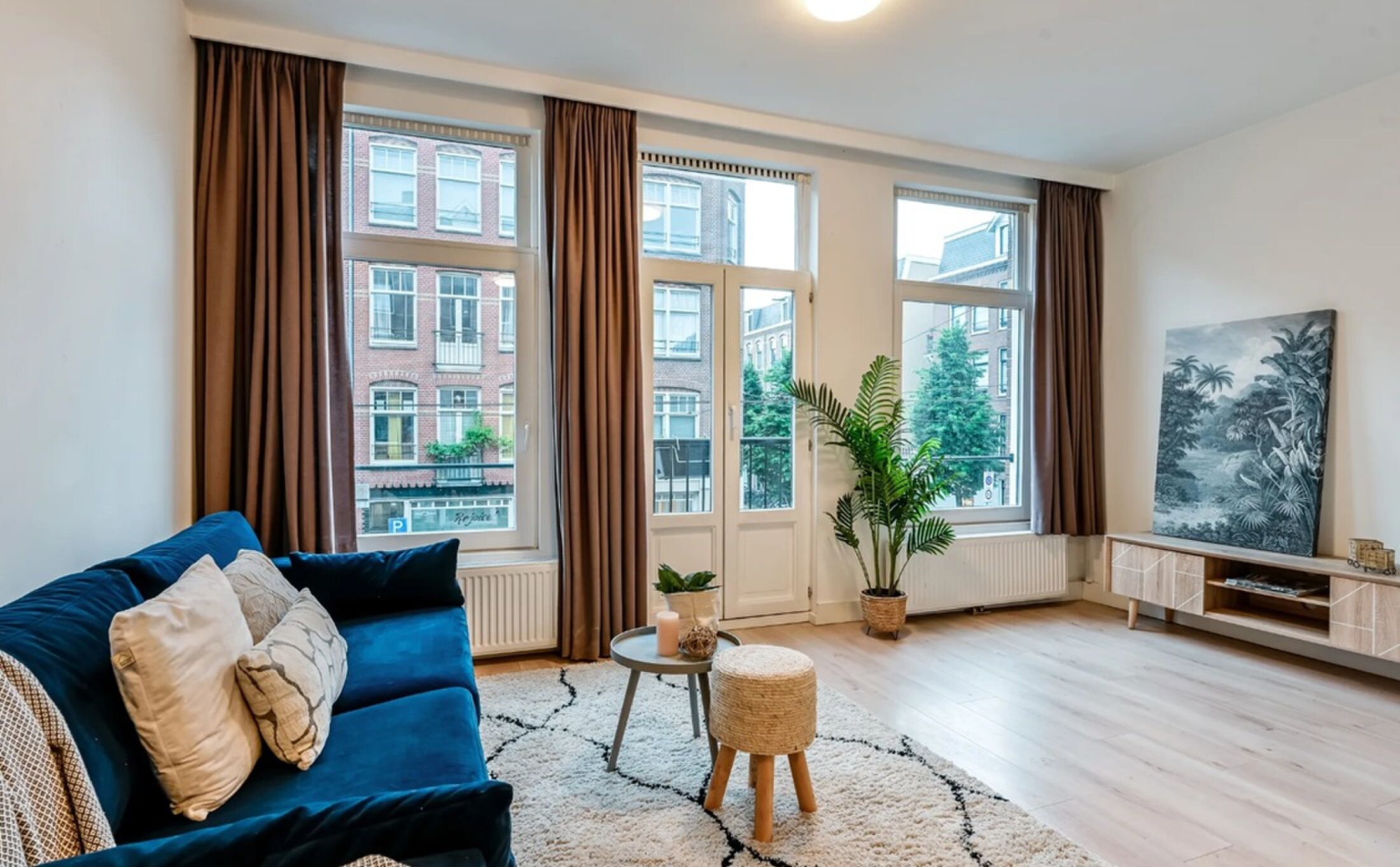 De living van het appartement in de Jordaan.