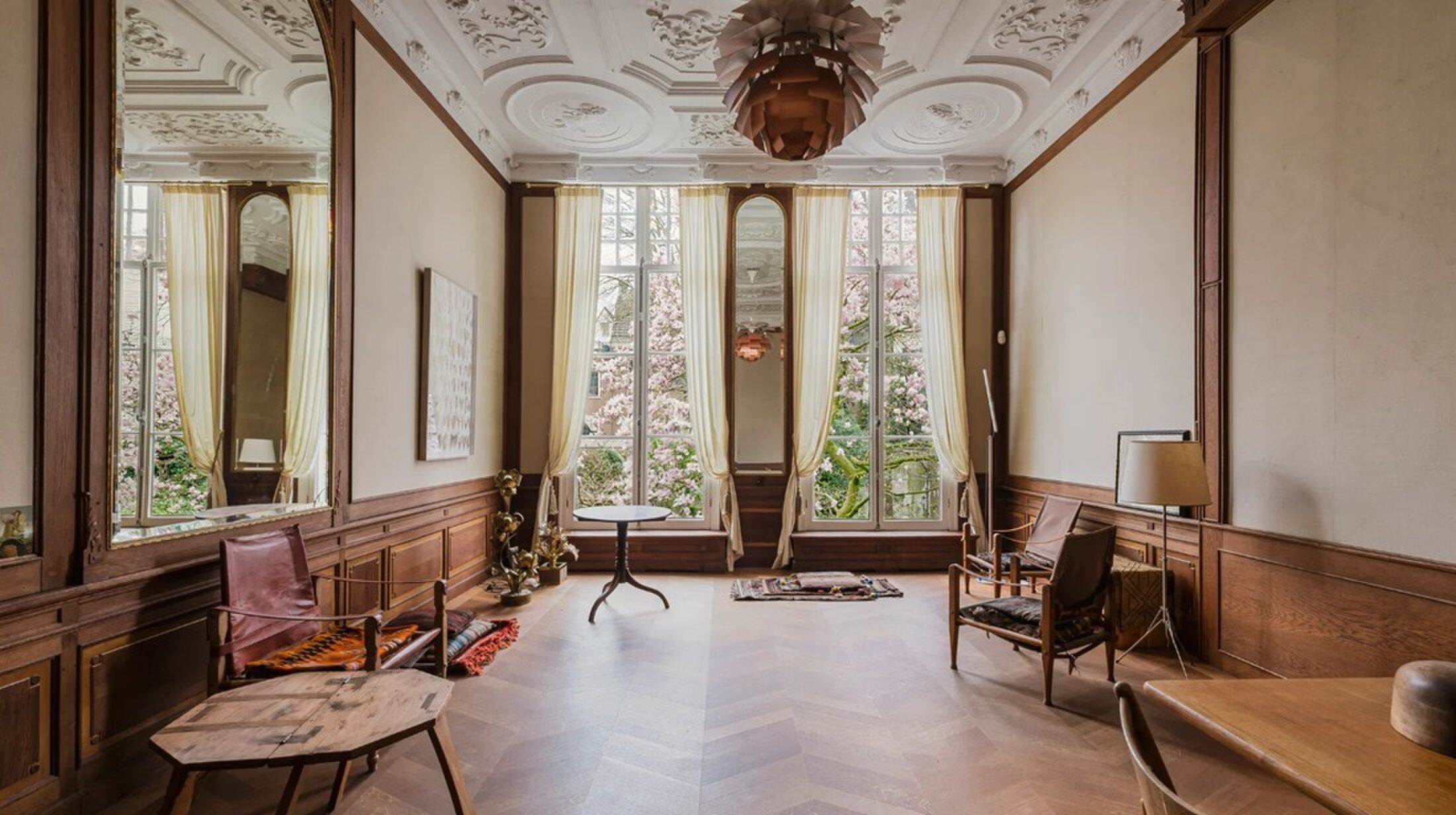 De extra zitkamer met verhoogd plafond.