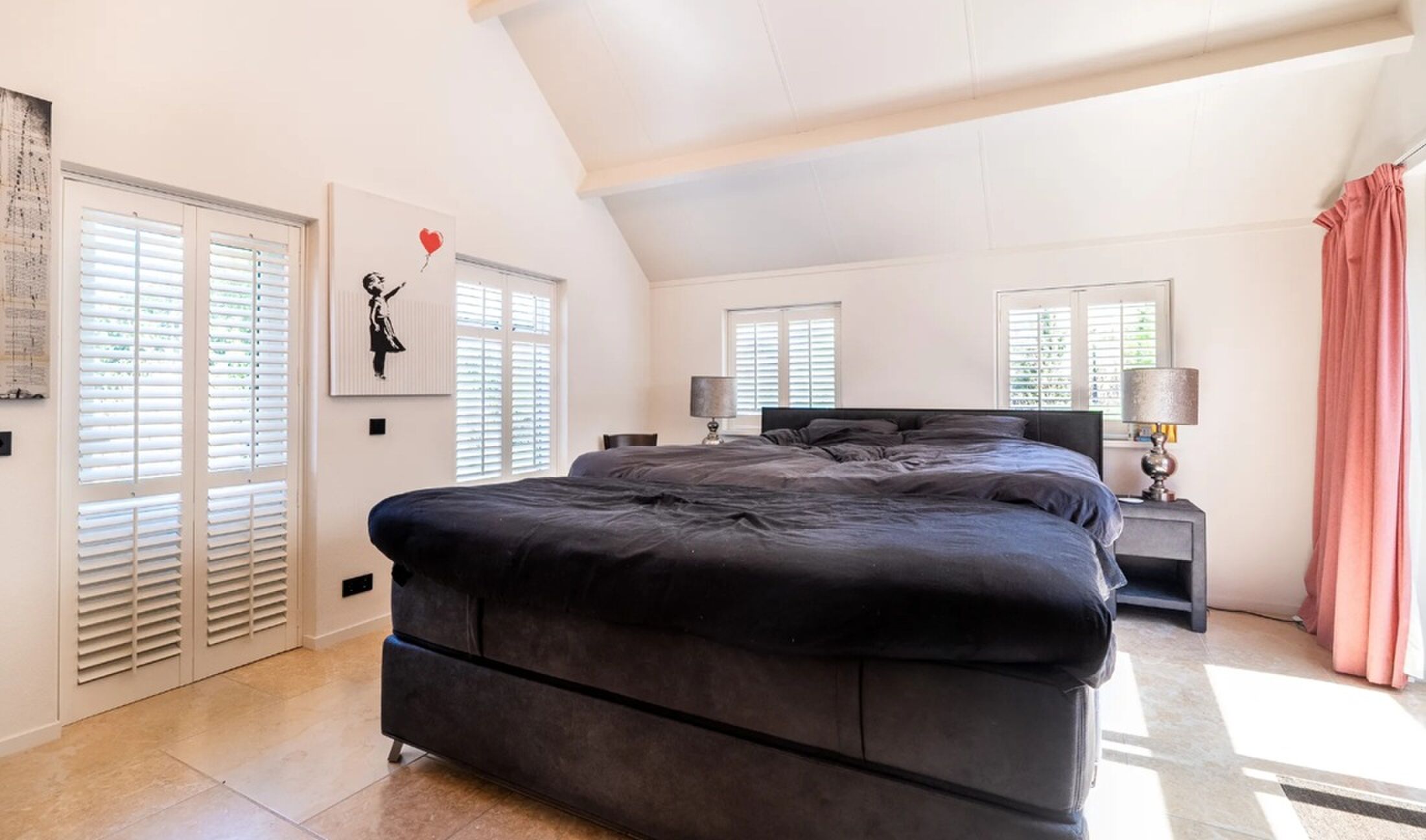 De slaapkamer met en-suite badkamer.