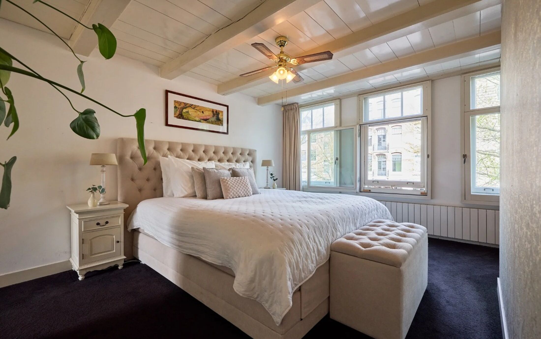 De mastersuite met fijn uitzicht.