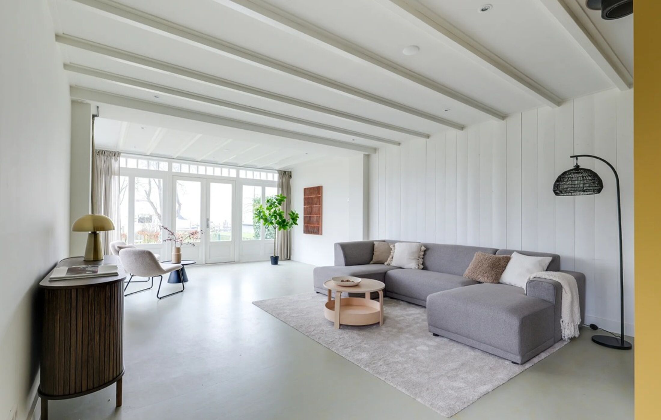 De living met verhoogd plafond.