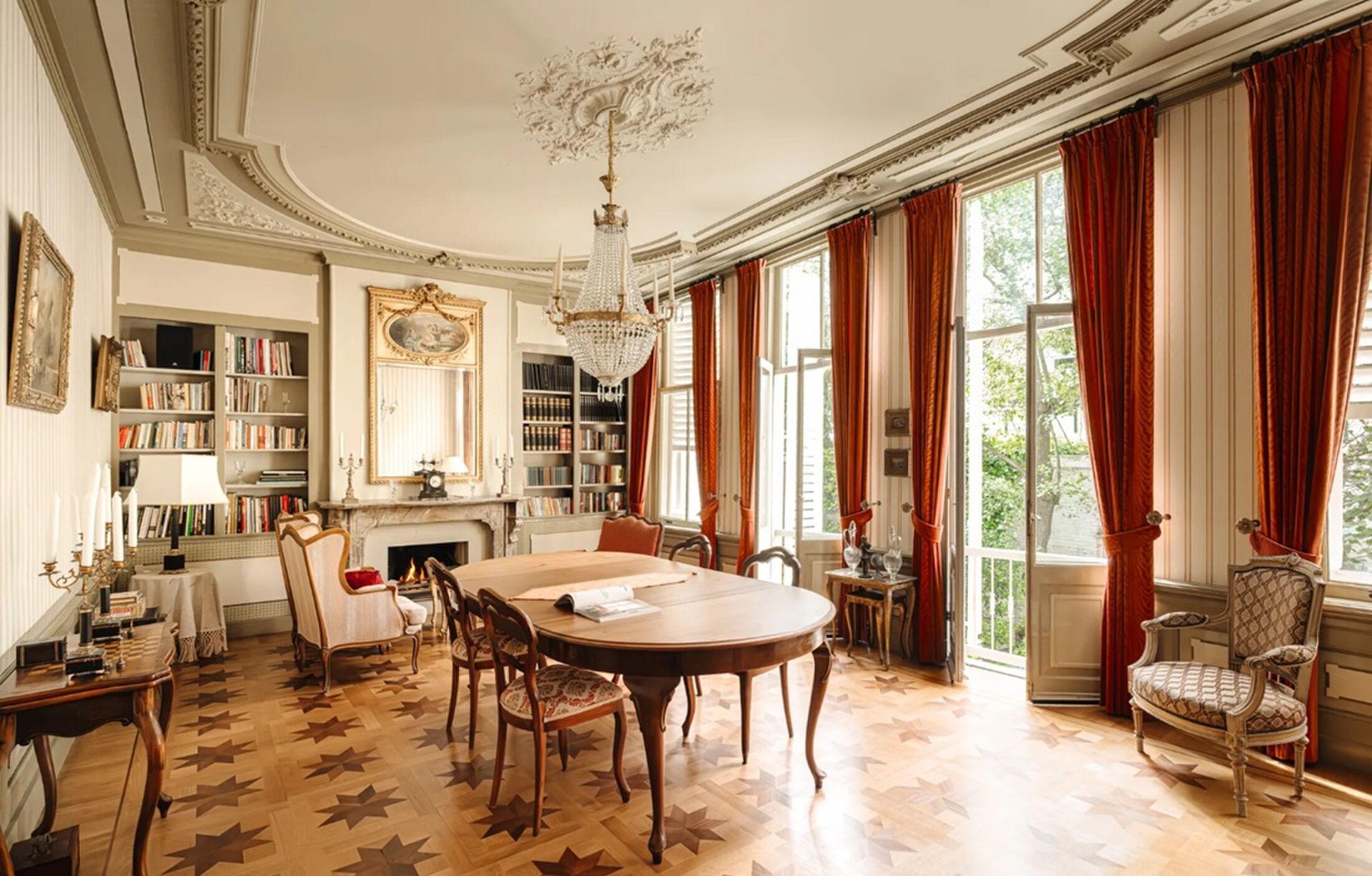 De eetkamer met verhoogd plafond.