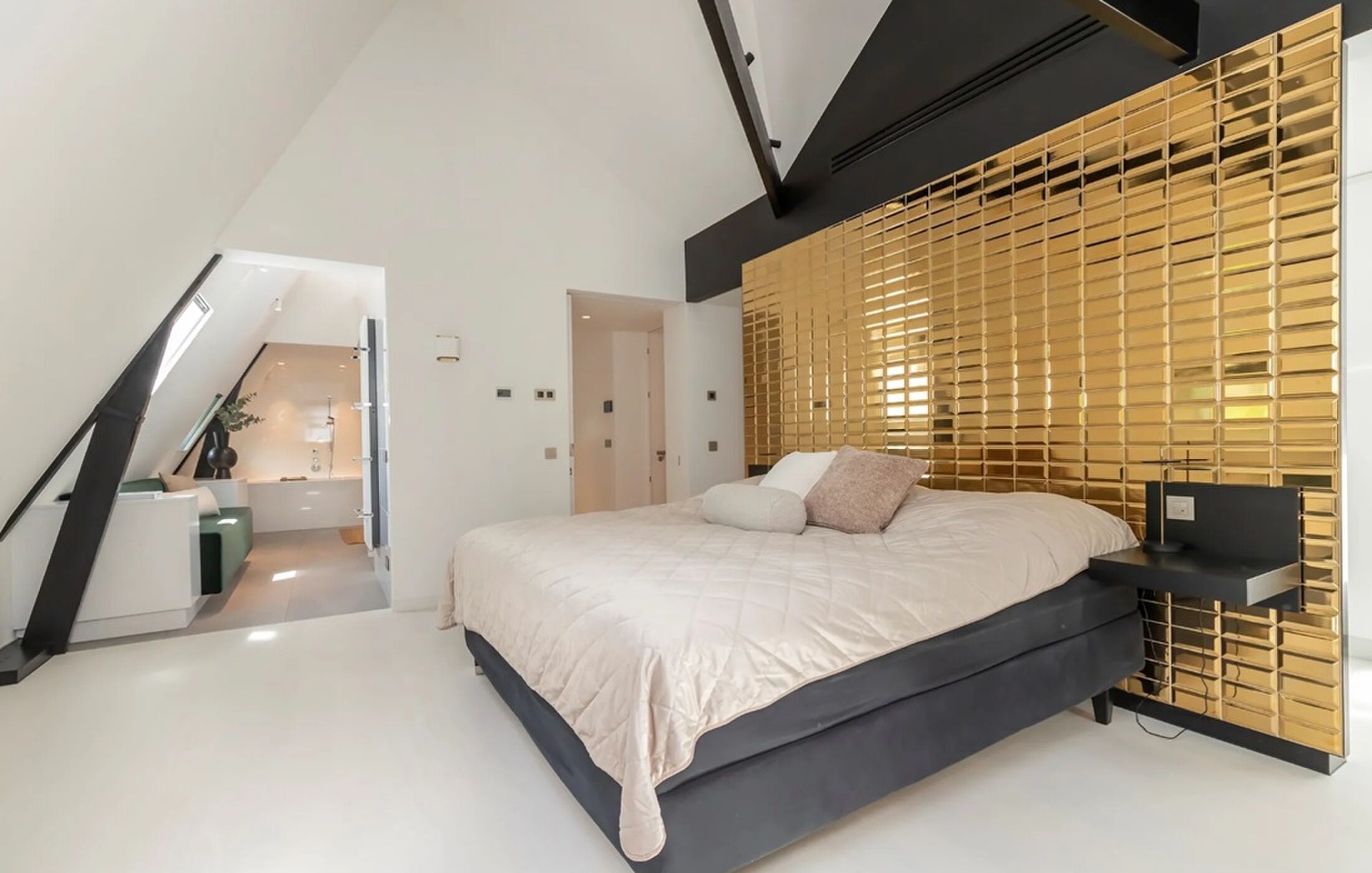 De slaapkamer met gouden wand.
