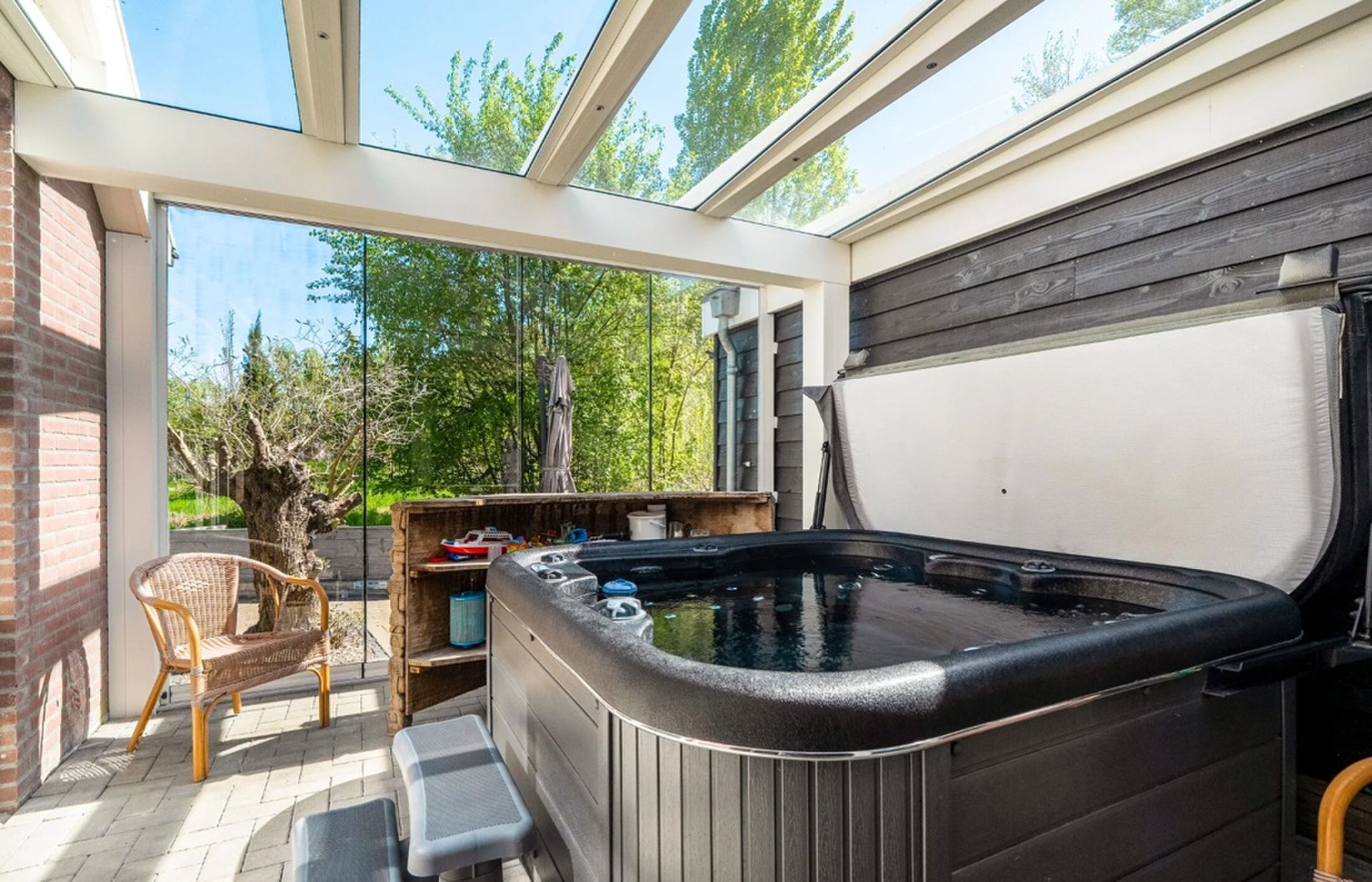 De jacuzzi in de wellnessruimte.