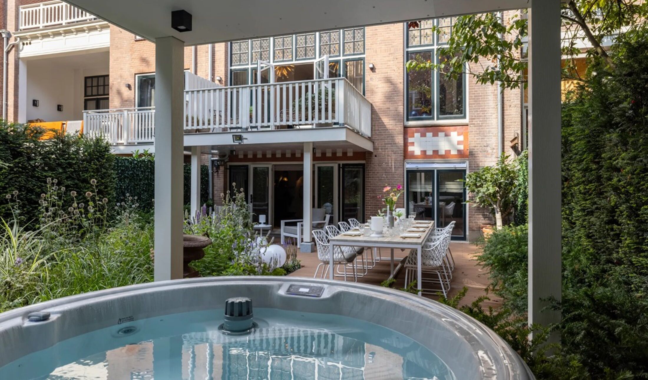 De jacuzzi in de achtertuin.