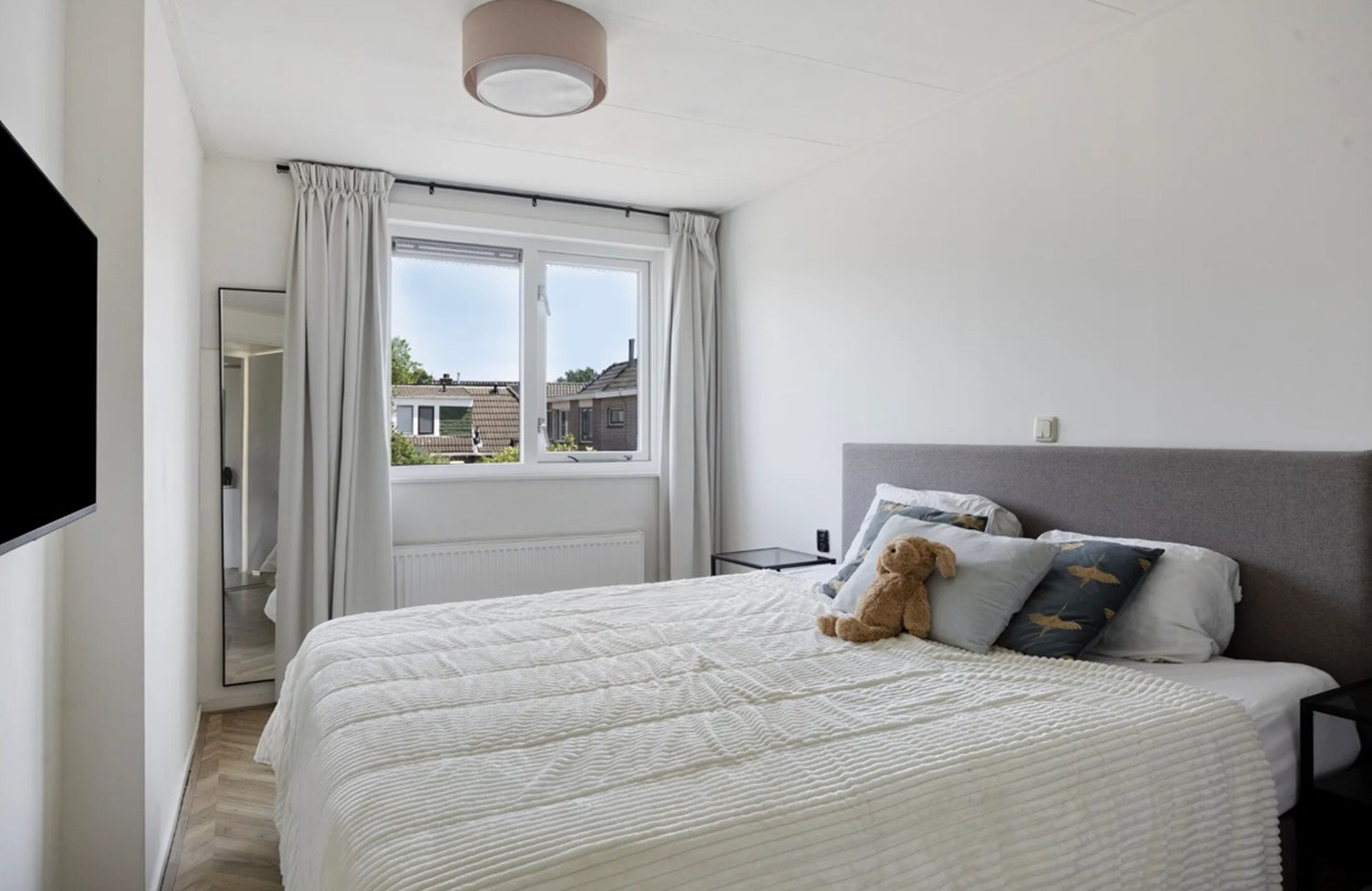 De ruime slaapkamer.