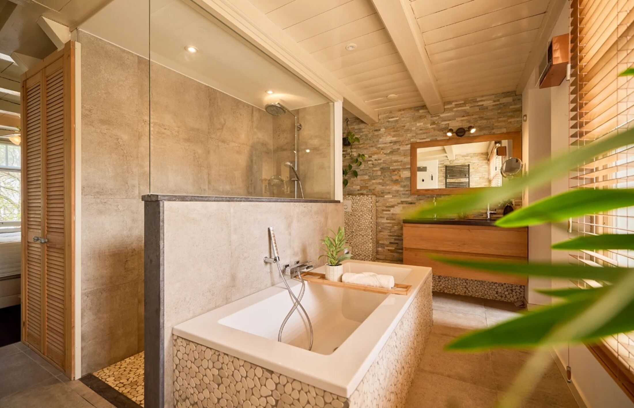 De en-suite badkamer met ligbad.