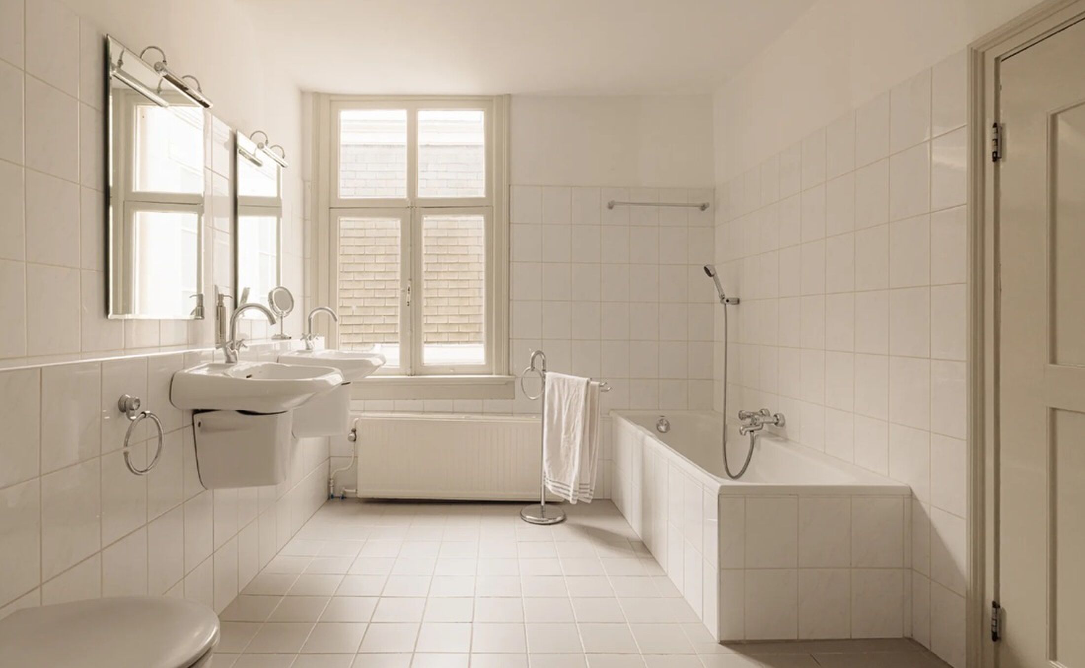 De badkamer die toe is aan een renovatie.