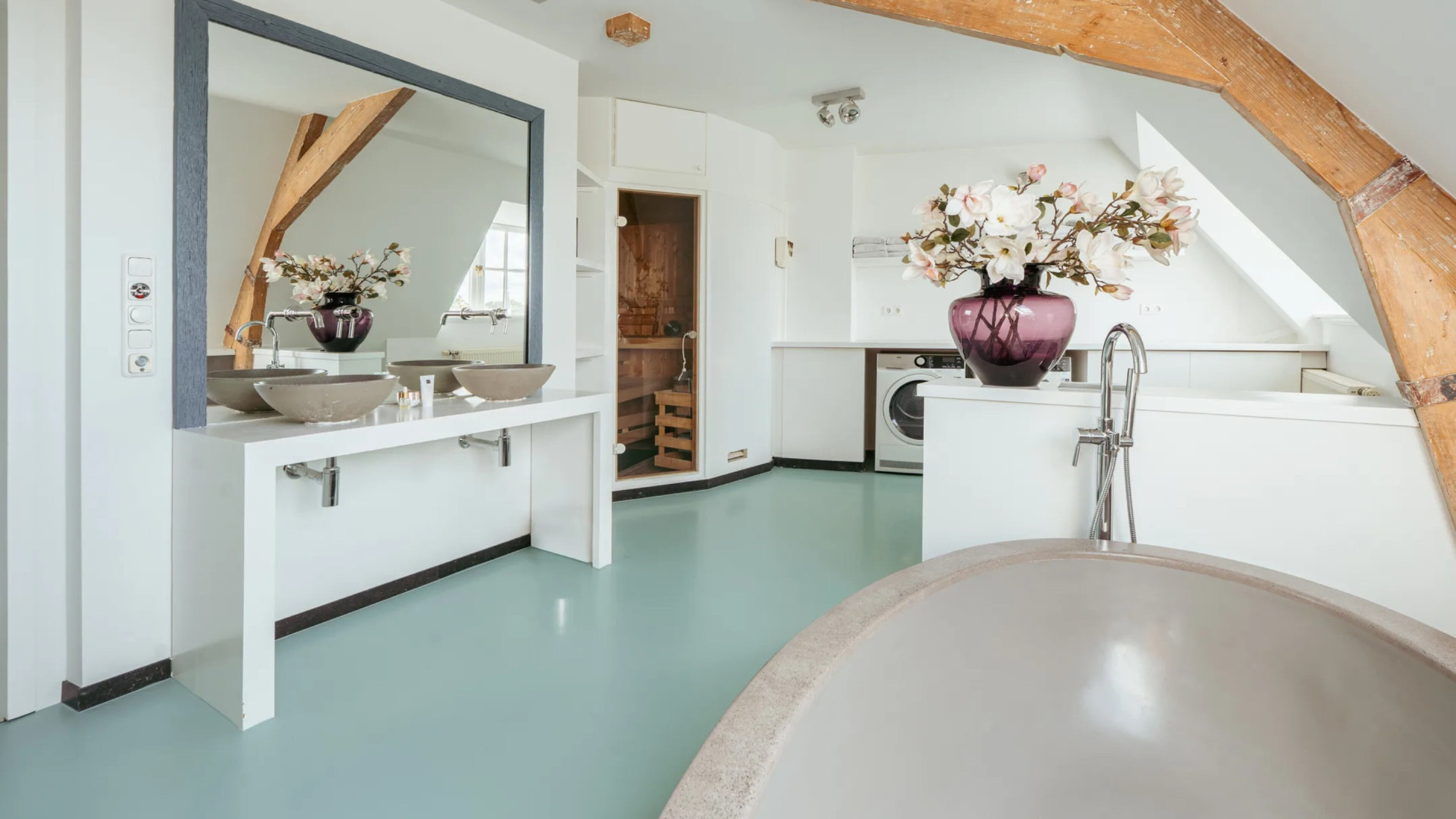 De badkamer met sauna.