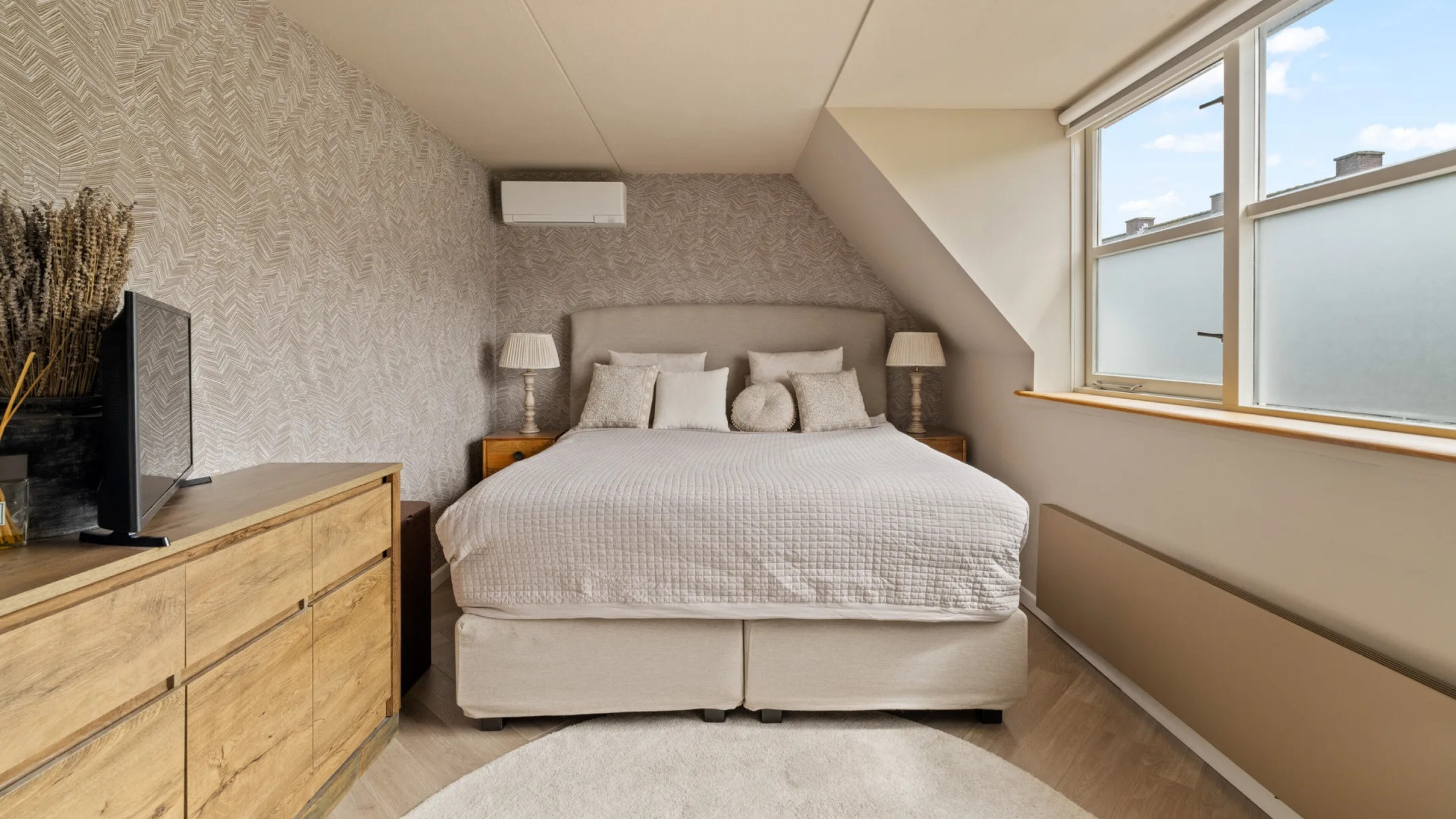 De mastersuite met royaal bed.
