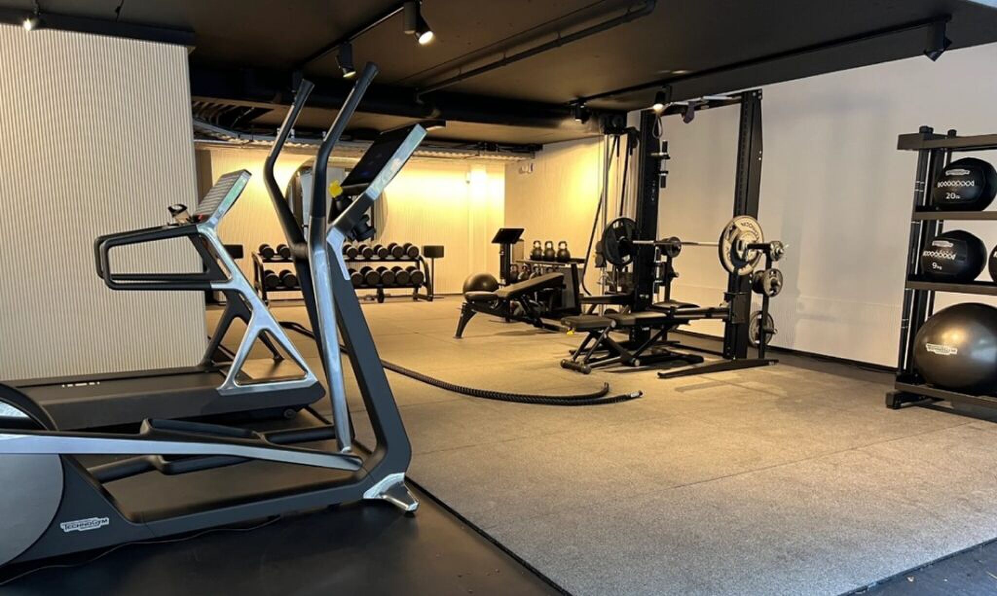 De royaal ingerichte fitnessruimte.
