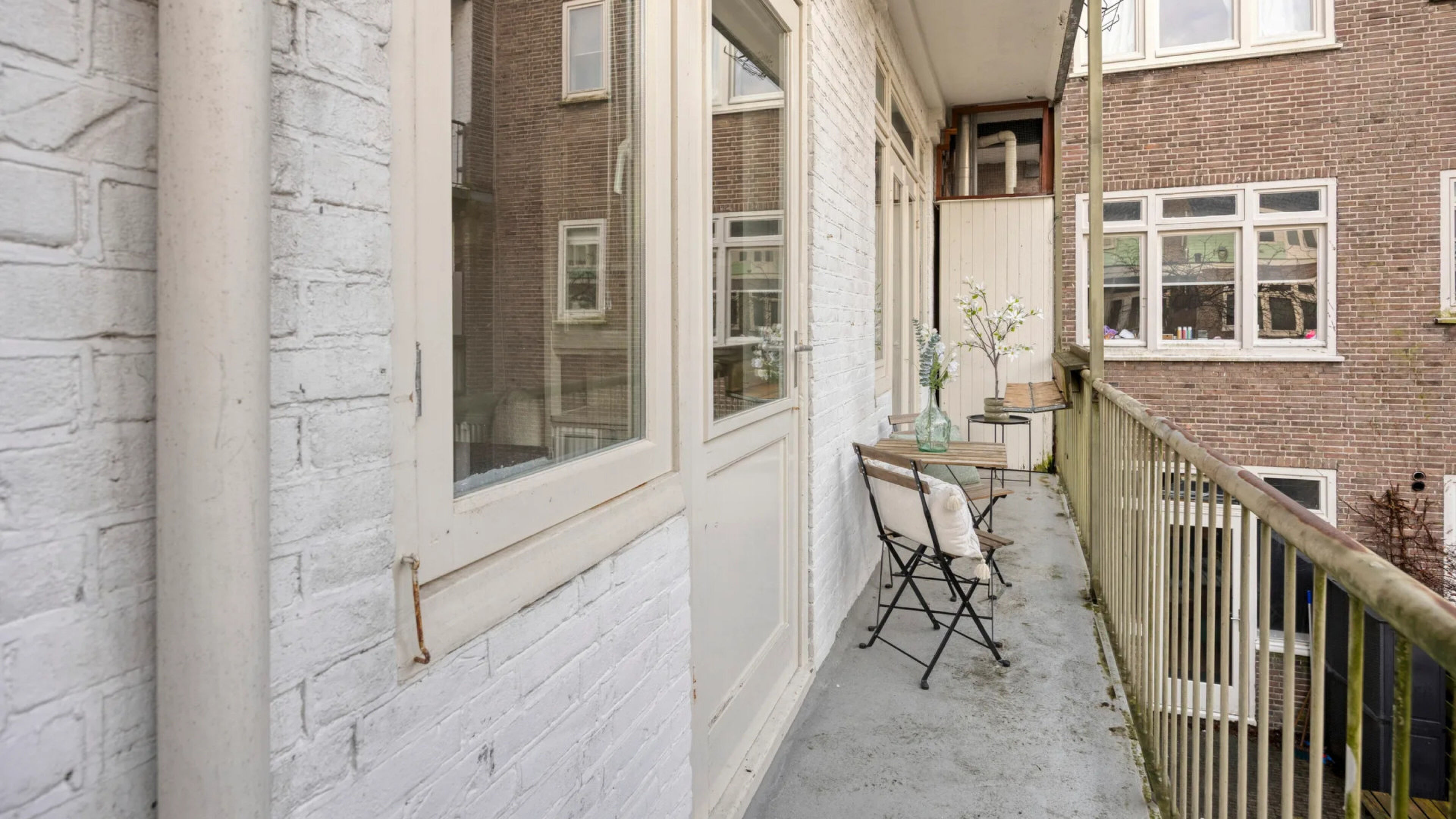 Het balkon van het appartement.