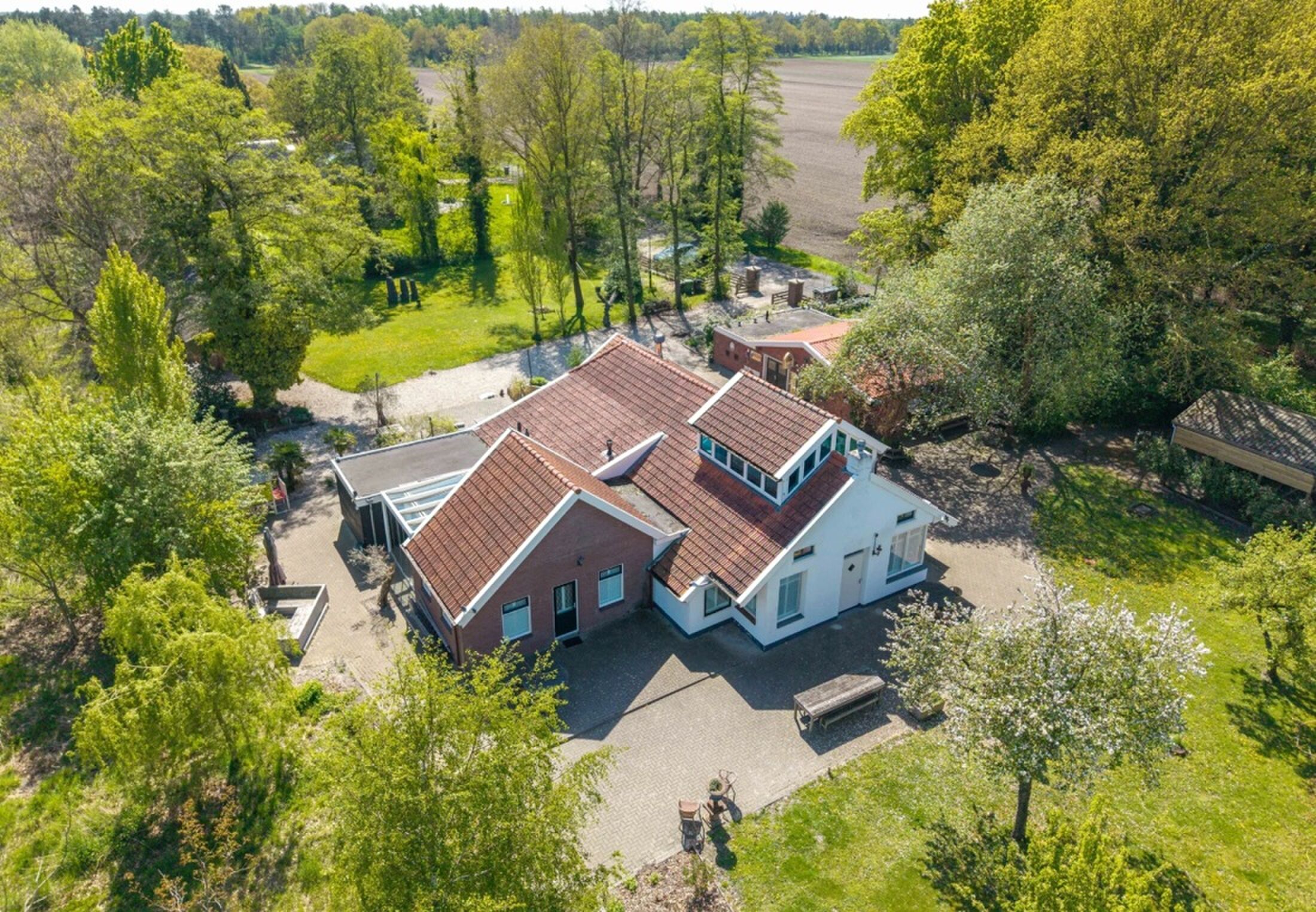 De woning op het riante landgoed.