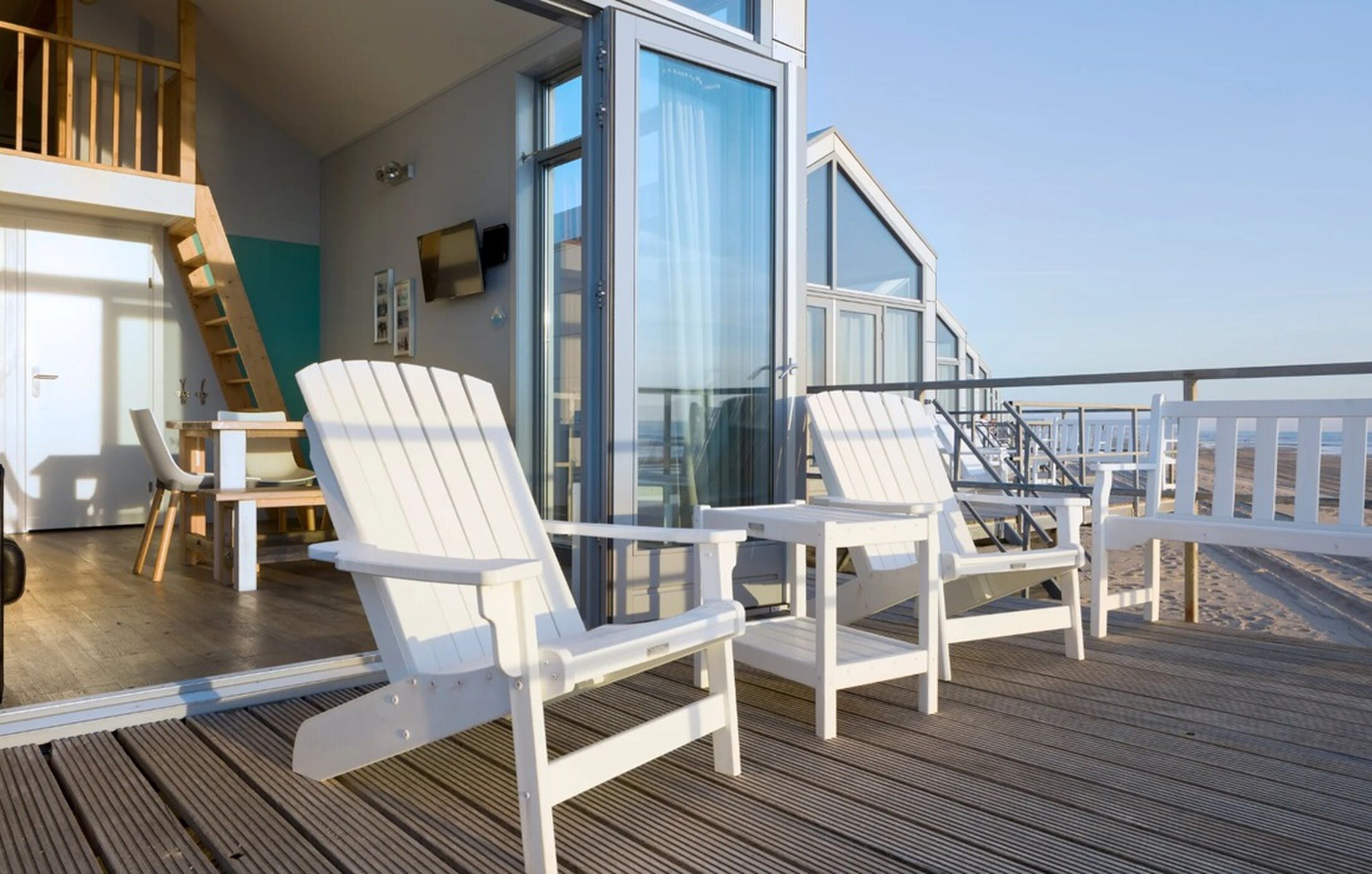 Het zonovergoten terras.