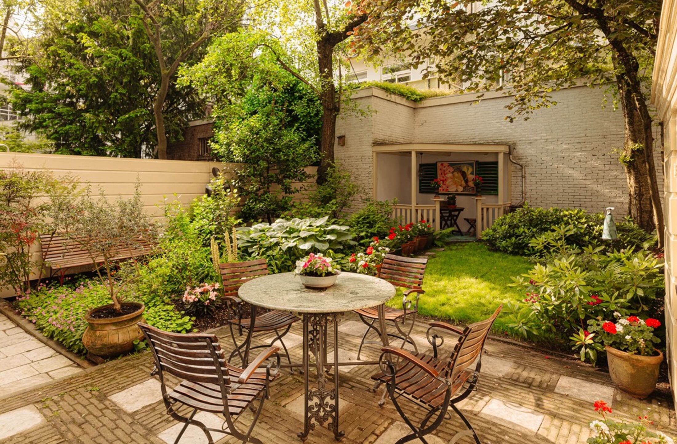 De tuin met terras.