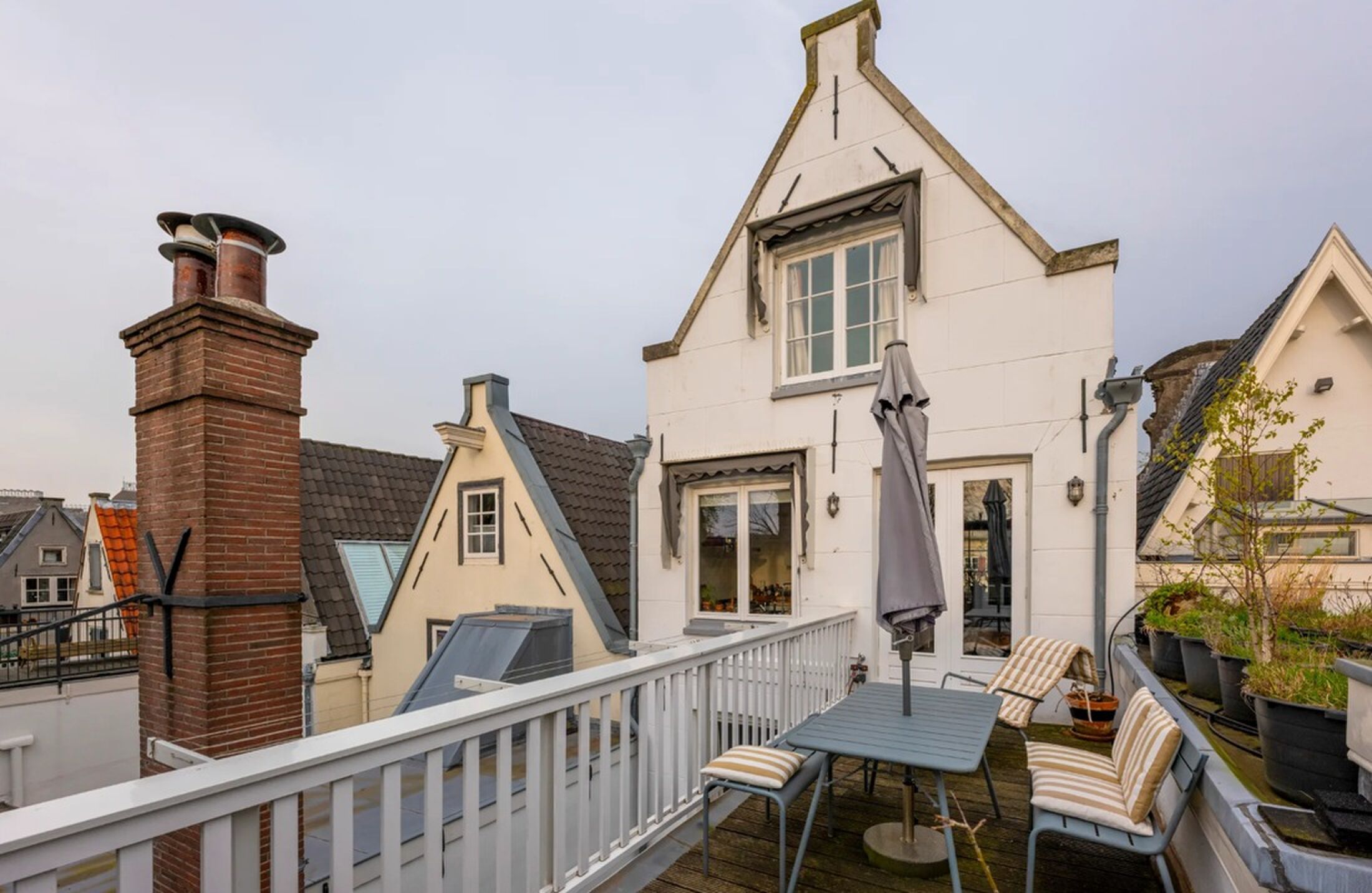 Het balkon met prachtig uitzicht.