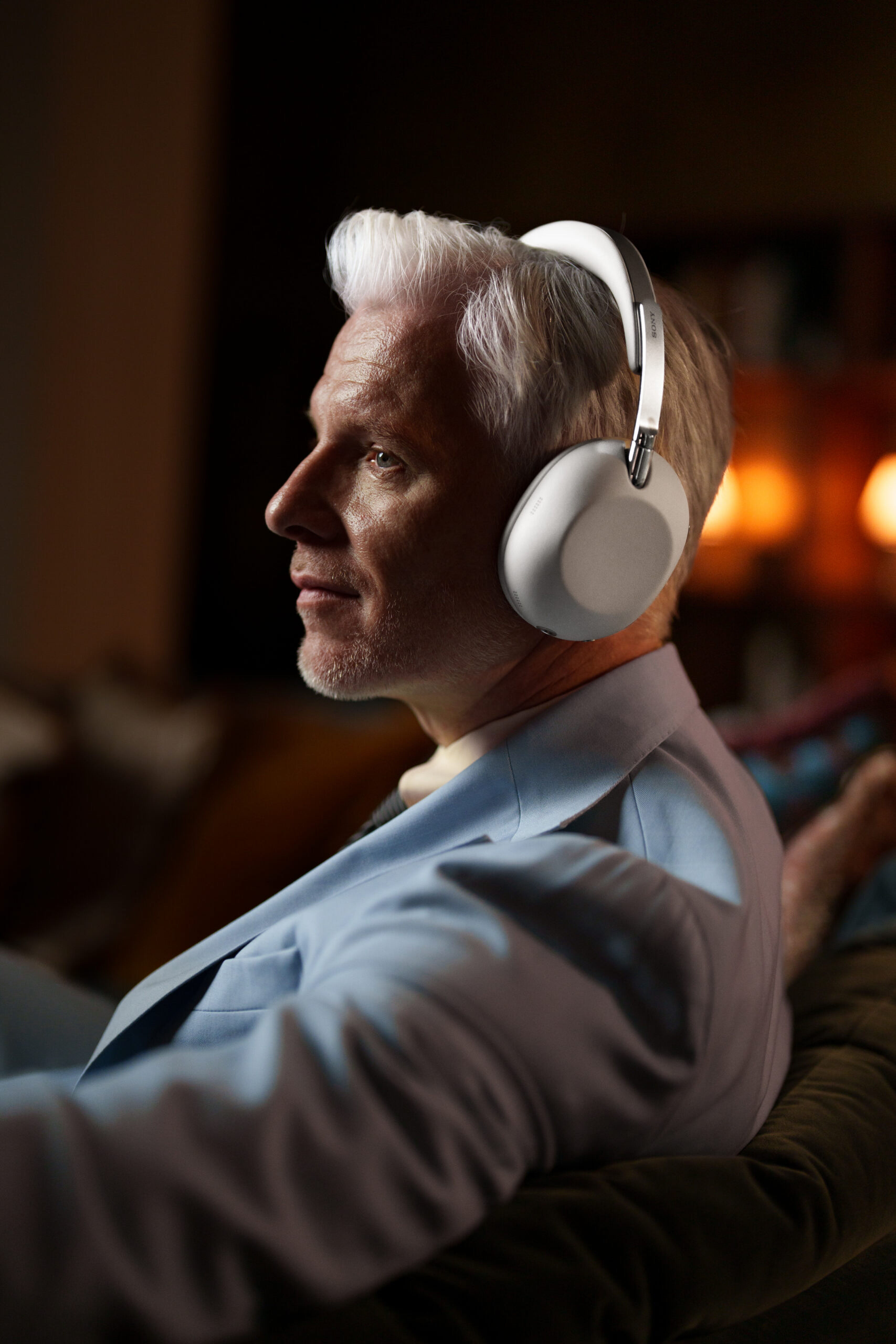 Arno Kantelberg met een Sony-koptelefoon