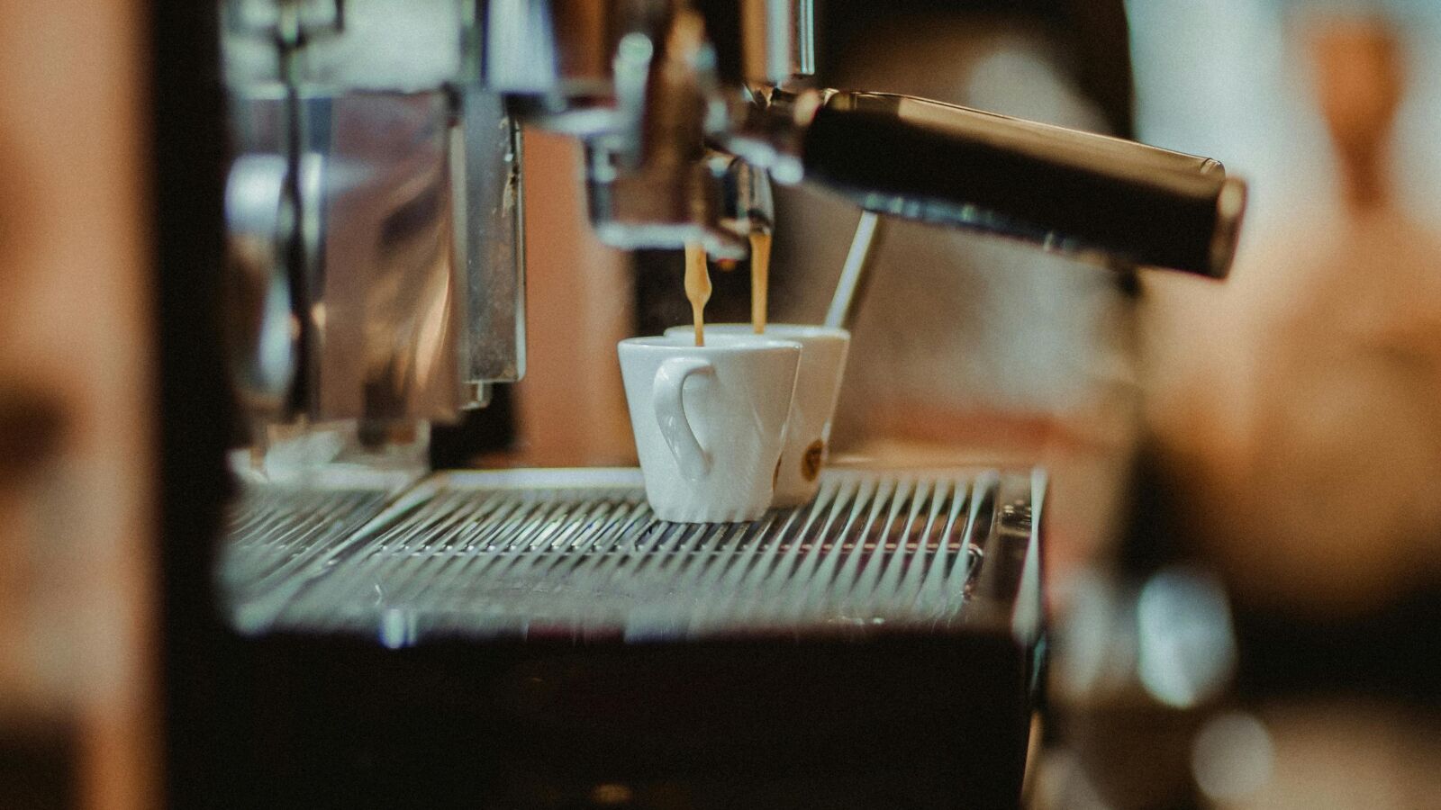 Een kopje koffie dat wordt gemaakt door het koffiezetapparaat.