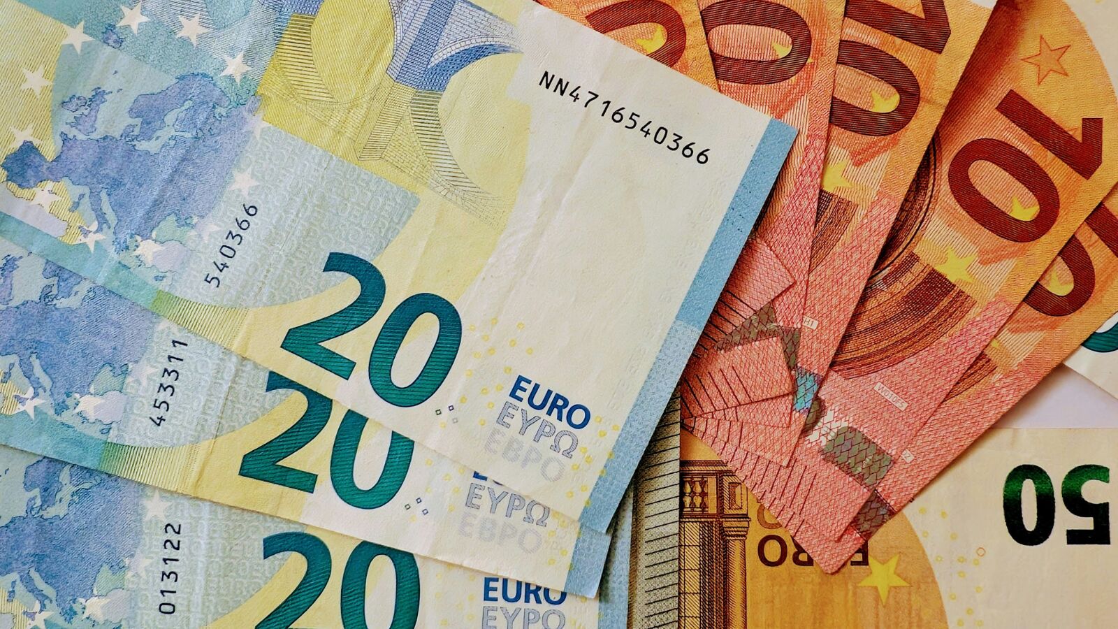 Verschillende briefjes geld.