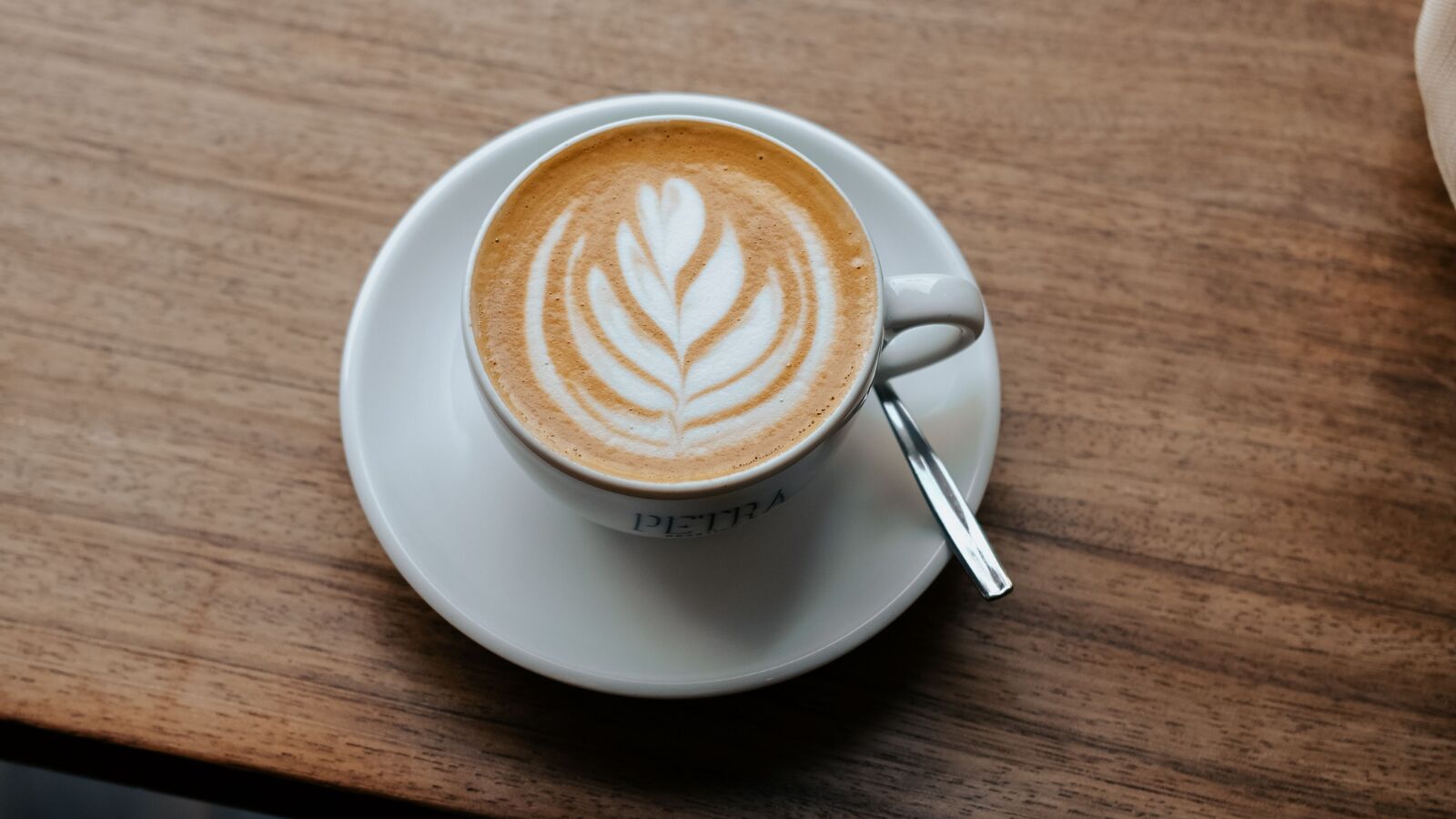 Een kopje koffie op een schoteltje. 