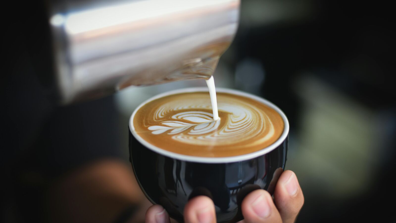 Iemand die een kopje koffie maakt. 