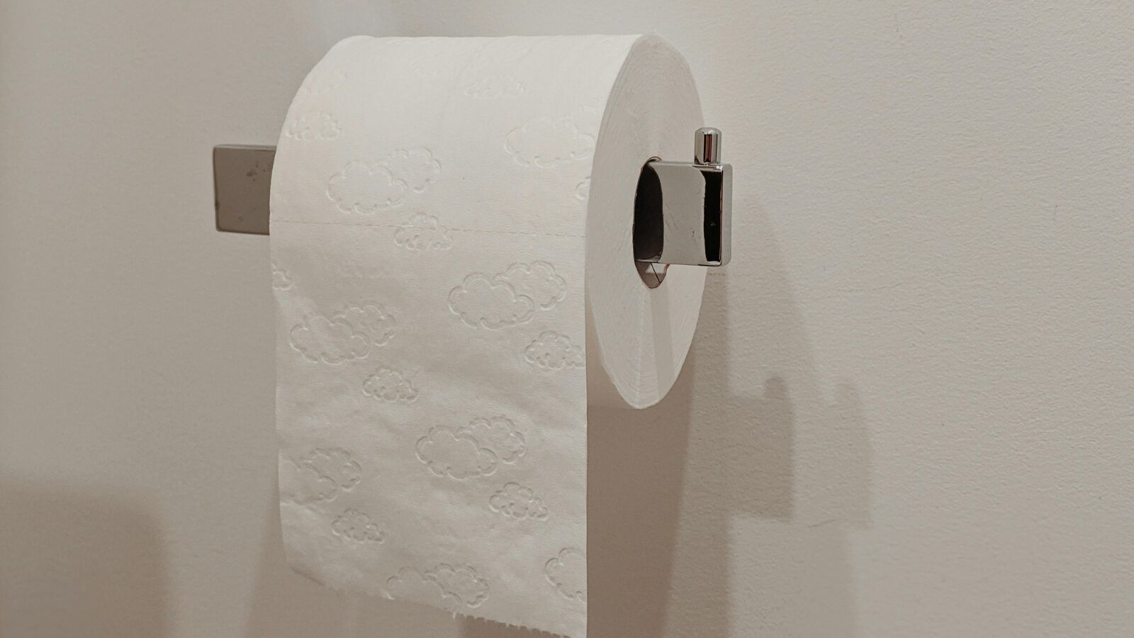 Een wc-rol aan de wc-rolhouder.