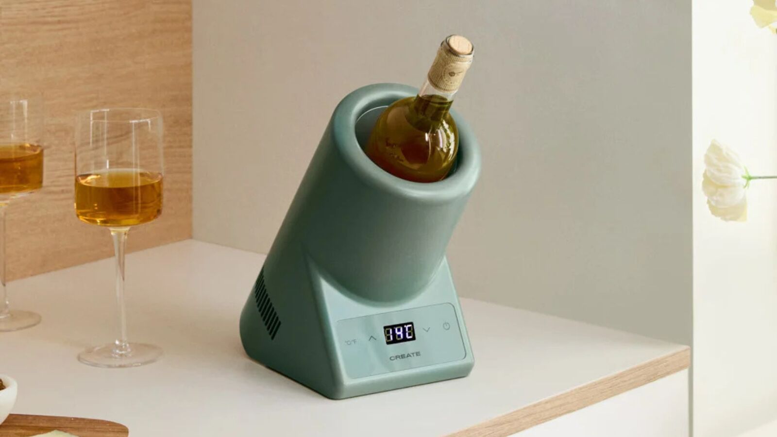 Een wijnkoeler met een fles wijn erin