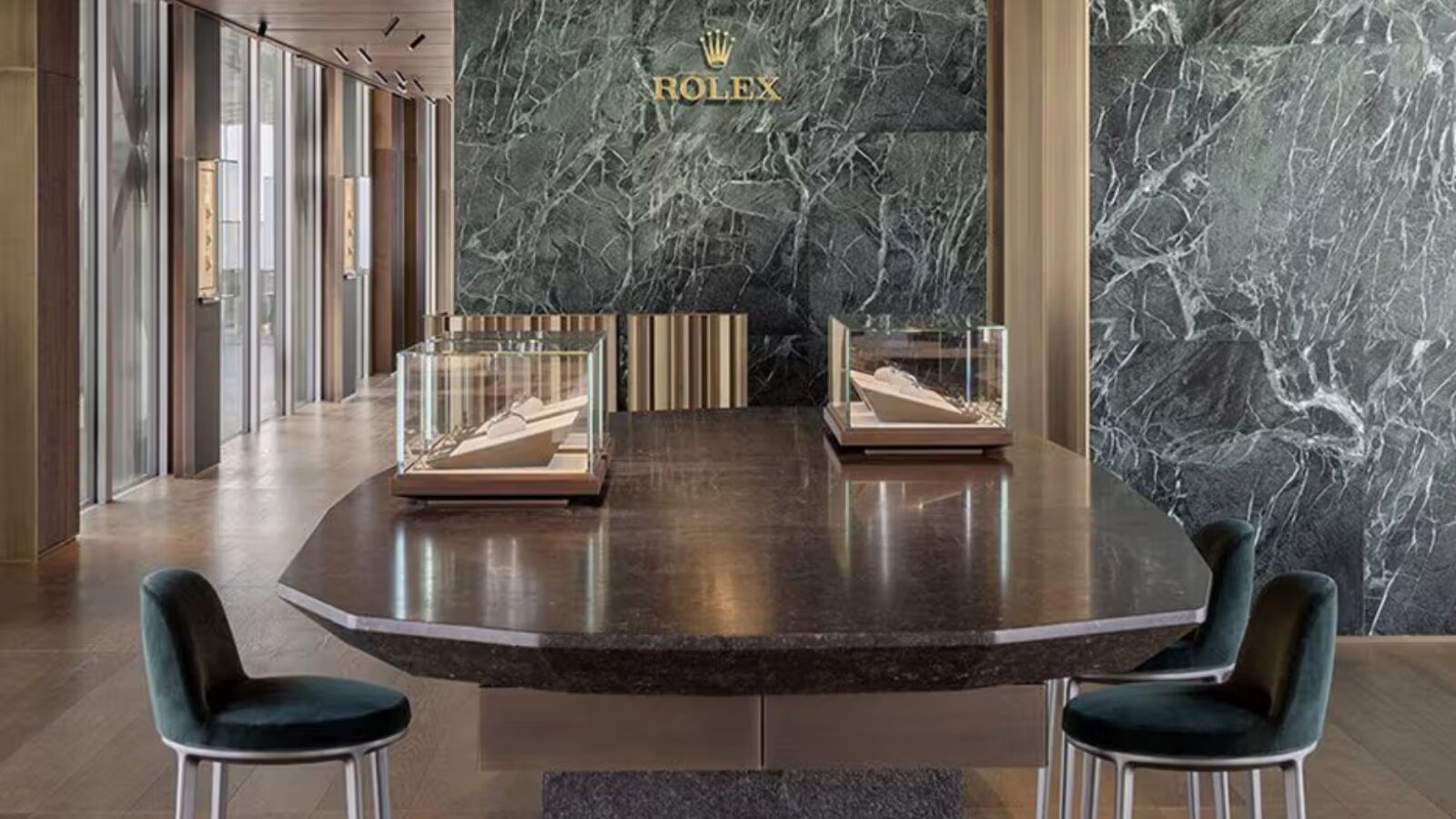 De binnenkant van de Rolex-boetiek met tafel.