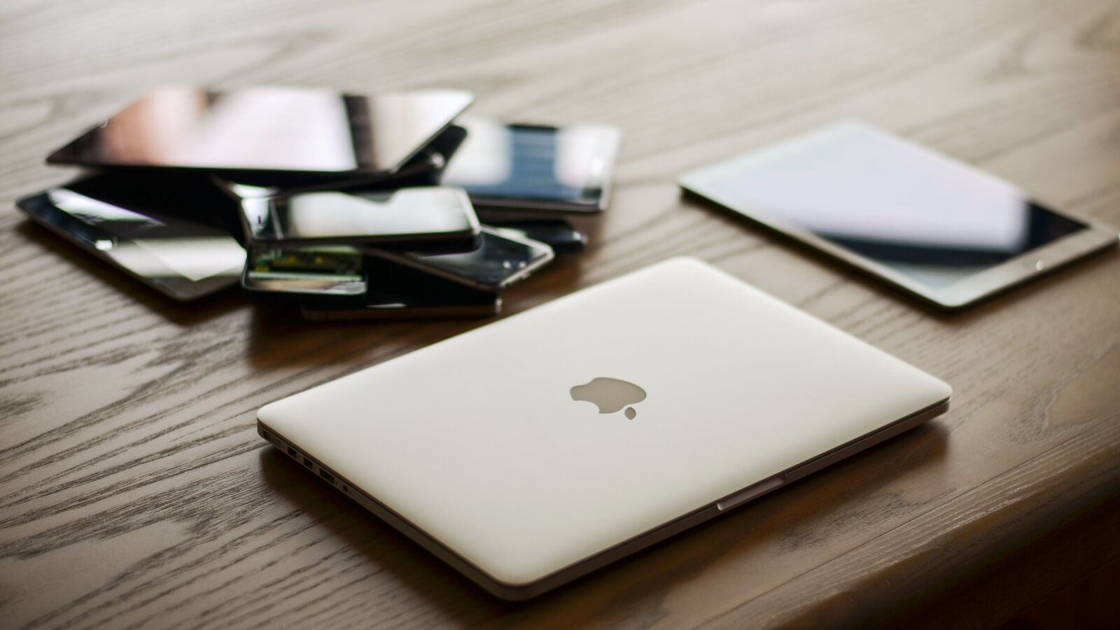 Apple-producten die op tafel liggen. 