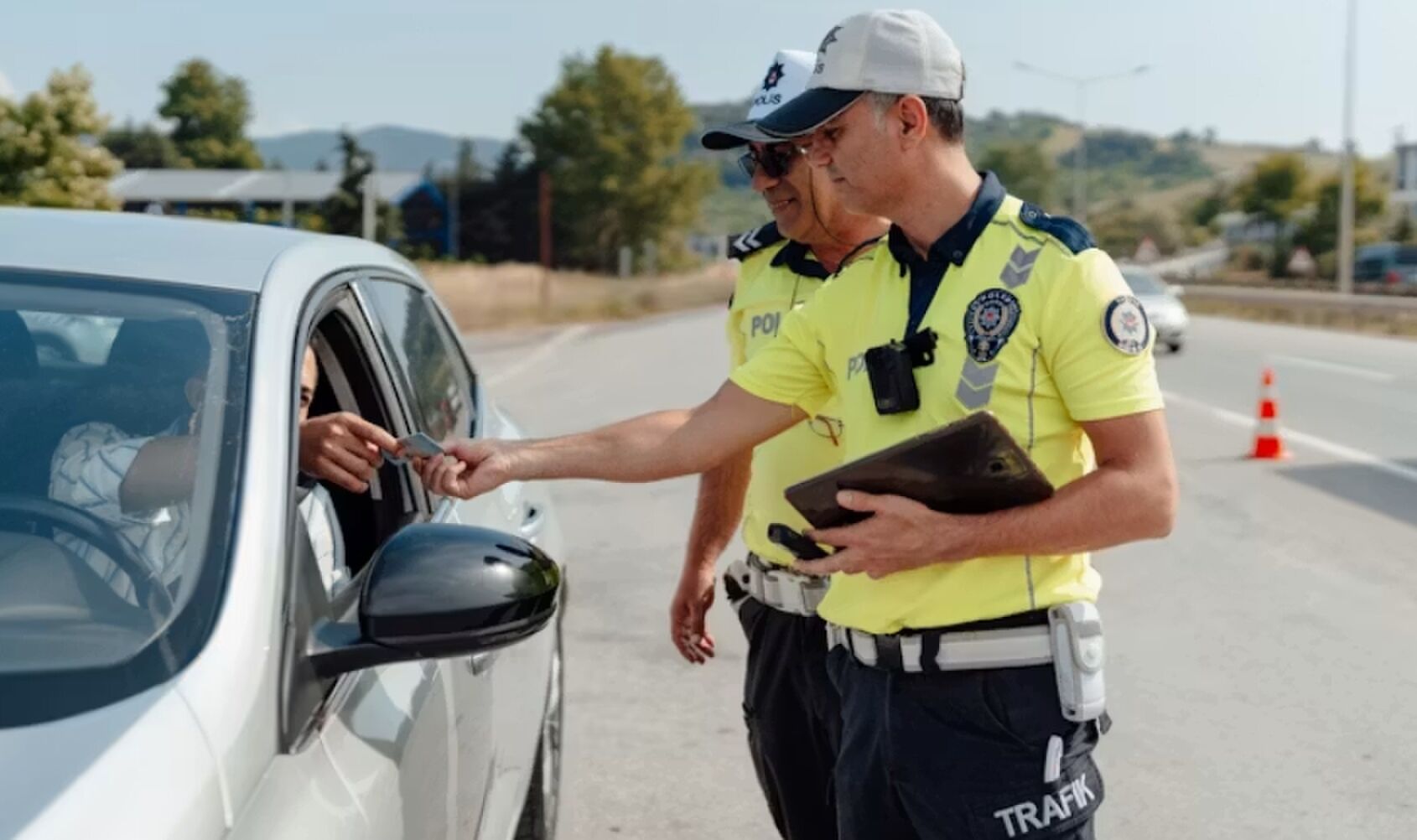 Iemand die met de auto op vakantie is en een boete krijgt van de politie.