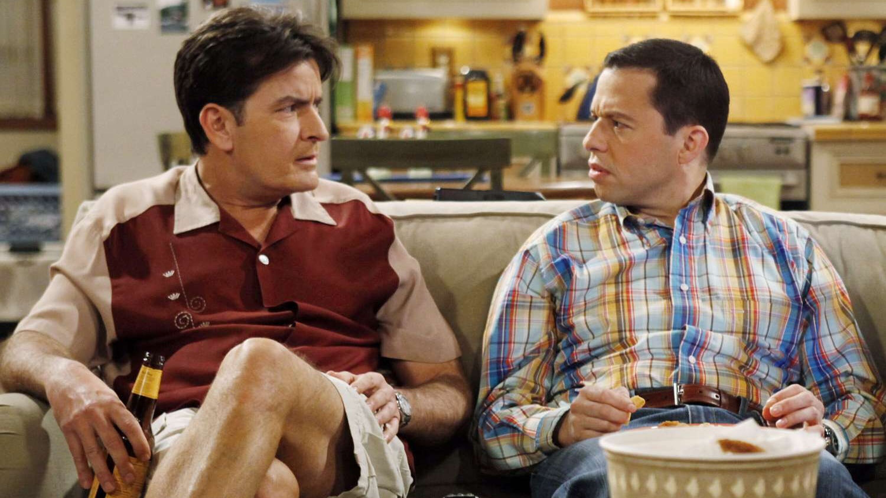 Stilbeeld uit "Two and a Half Men" (2003) met Charlie Sheen en Jon Cryer