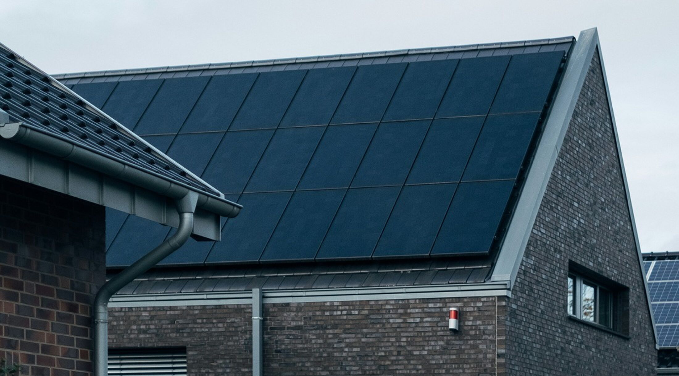 Een huis met zonnepanelen op het dak.