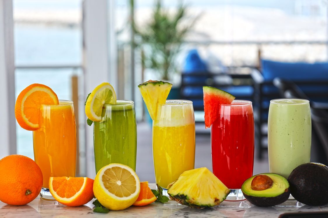 verschillende soorten smoothies, zoals ananas en sinaasappel