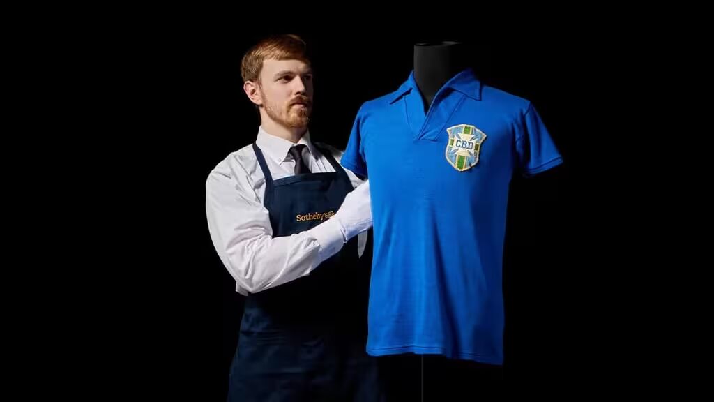 Man heeft het Pelé-shirt in zijn handen