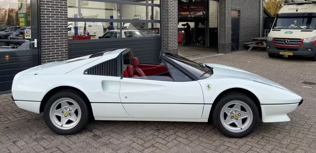 De Ferrari 308 GT Spider van de zijkant