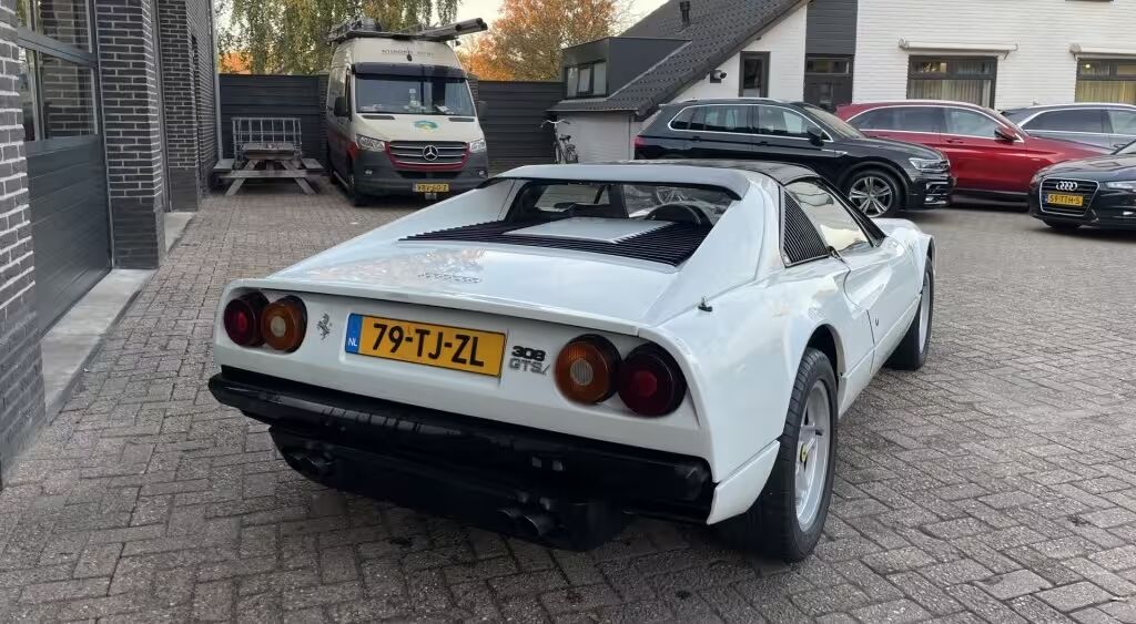 De Ferrari 308 GT Spider van achter