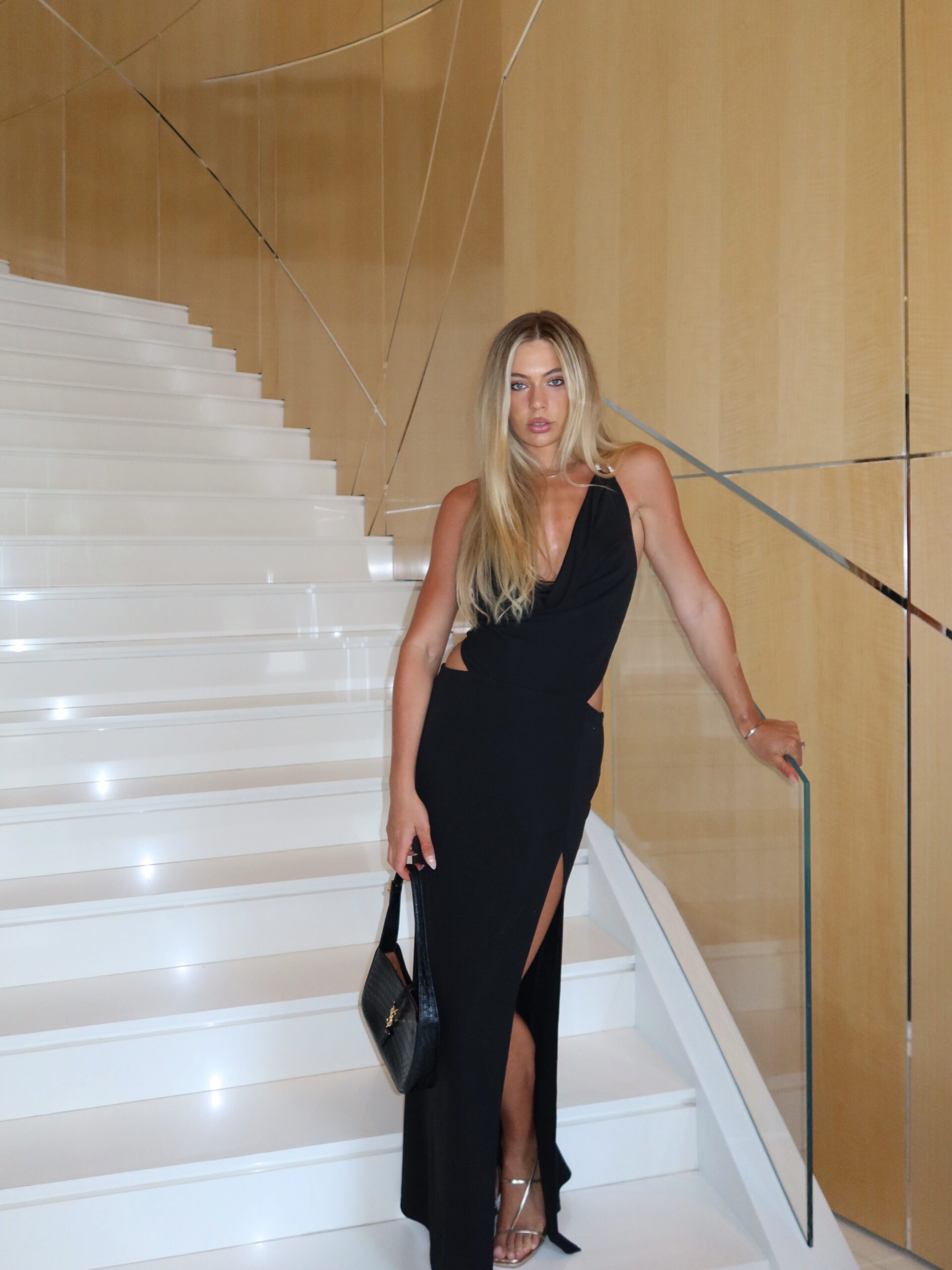 Jutta Leerdam in zwarte jurk op foto's van Instagram.