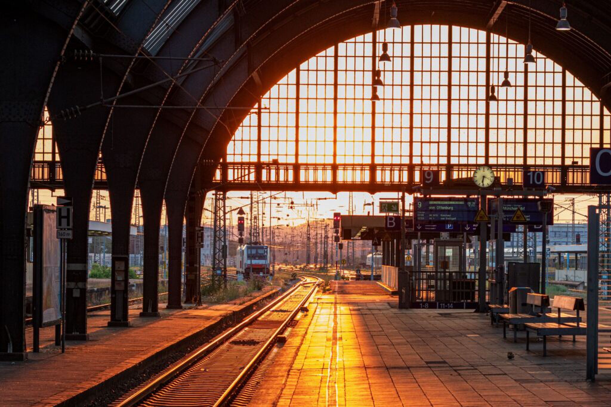Een treinstation met een zonsondergang. 