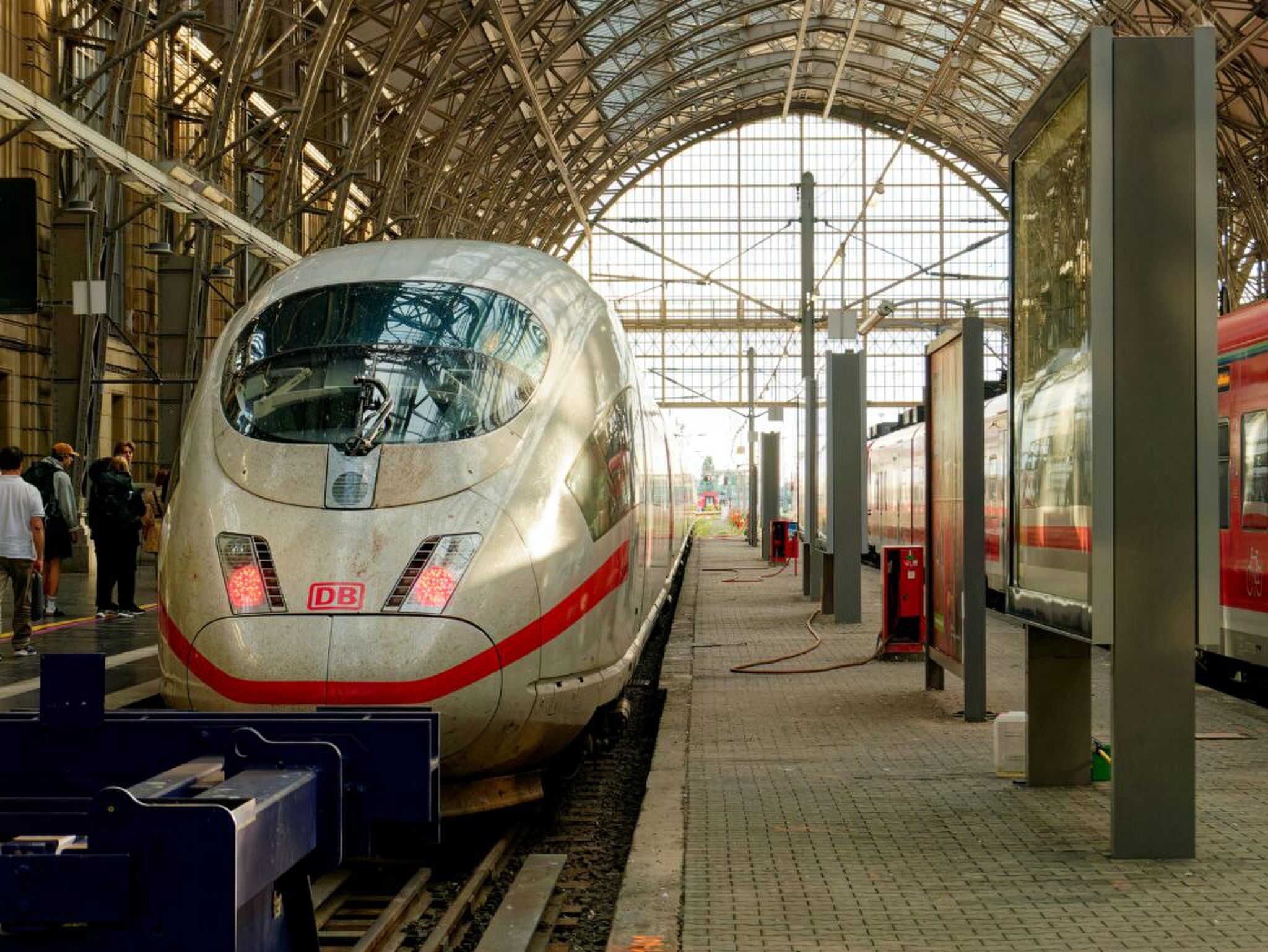 Een trein die staat bij een station. 