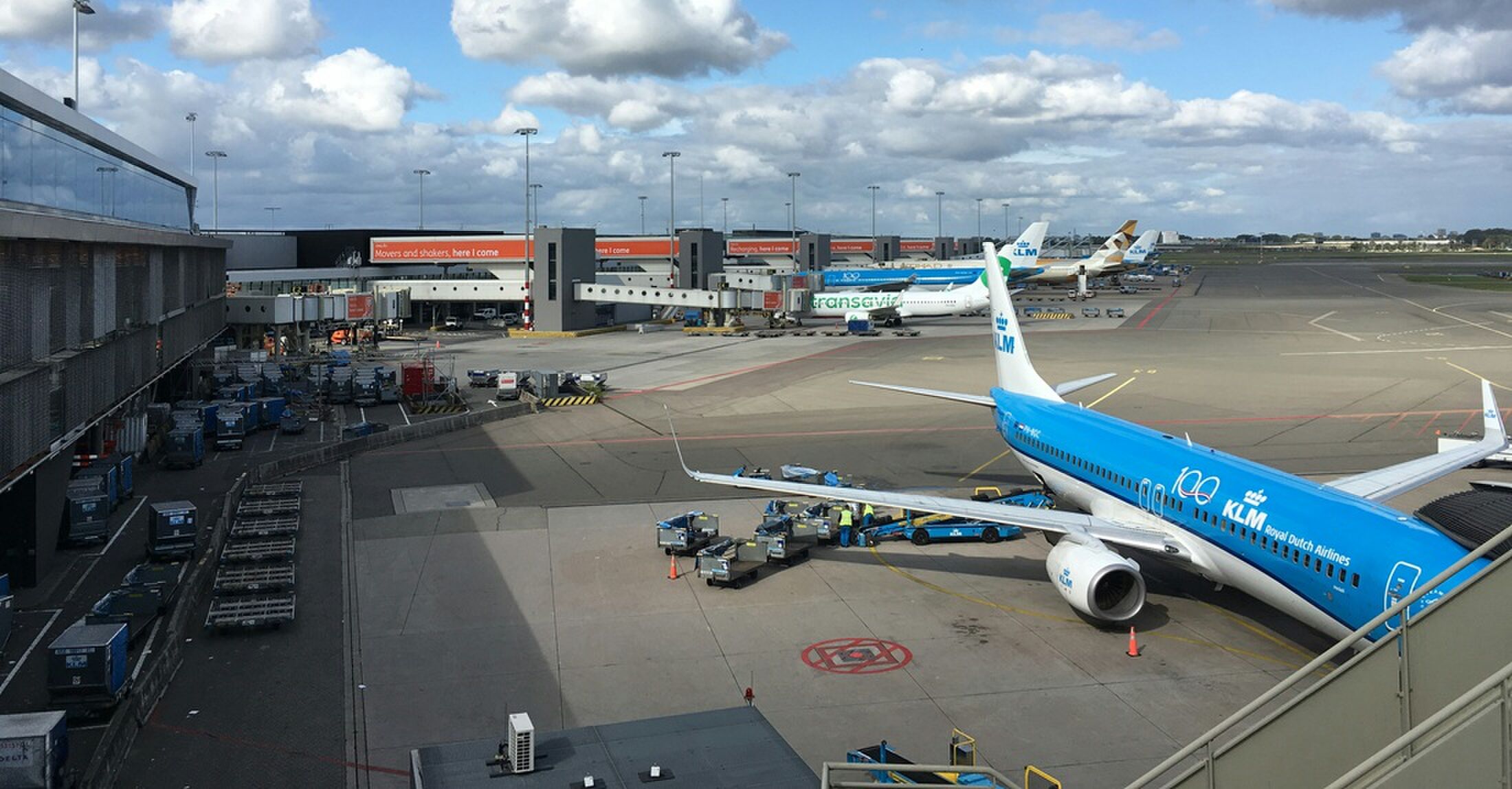 Vliegtuigen met reizigers op Schiphol.