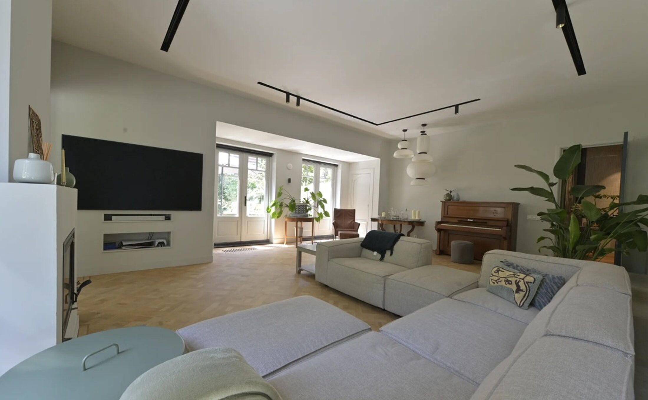 De woonkamer van het pand in Den Haag.