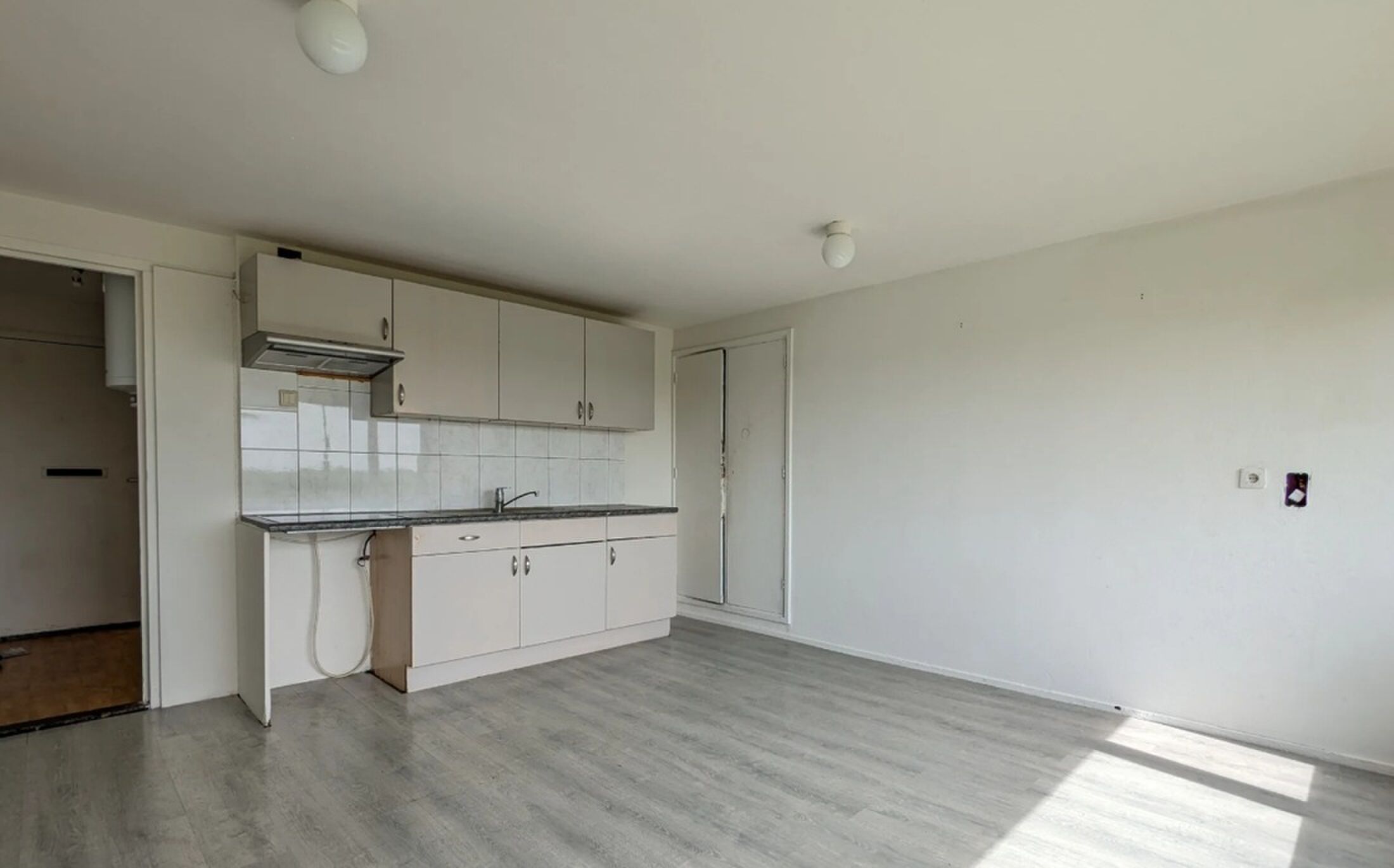 De keuken van de goedkope woning.